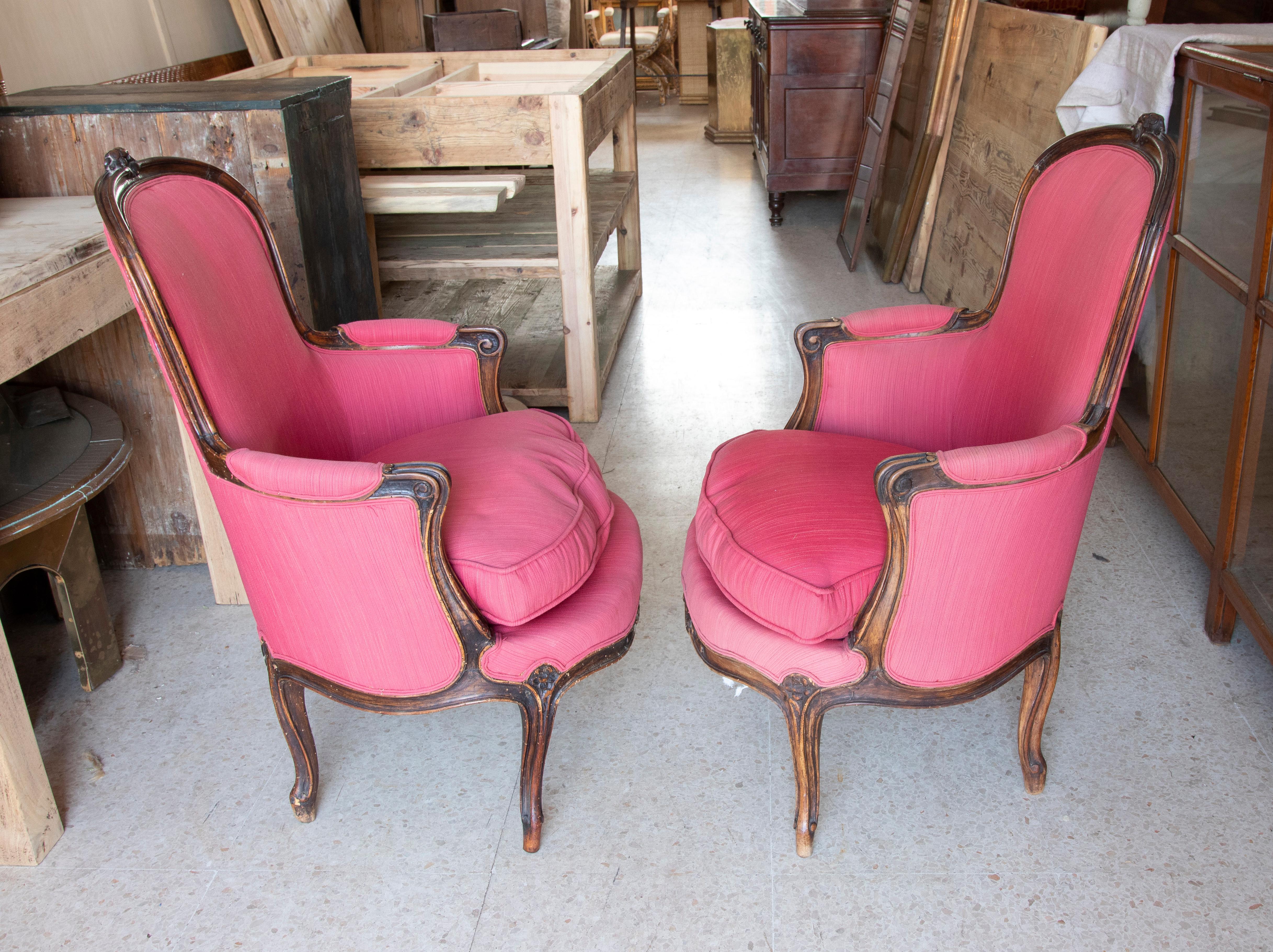 XVIIIe siècle et antérieur Paire de fauteuils en bois rembourrés du XVIIIe siècle français en vente