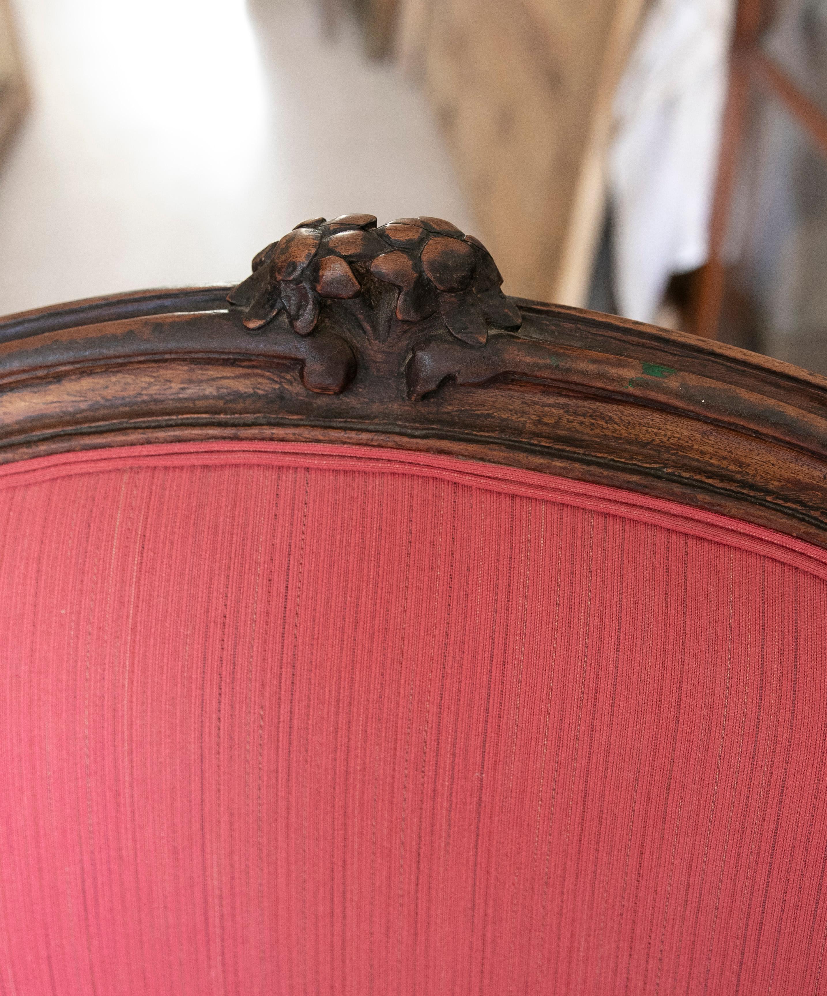 Paire de fauteuils en bois rembourrés du XVIIIe siècle français en vente 2