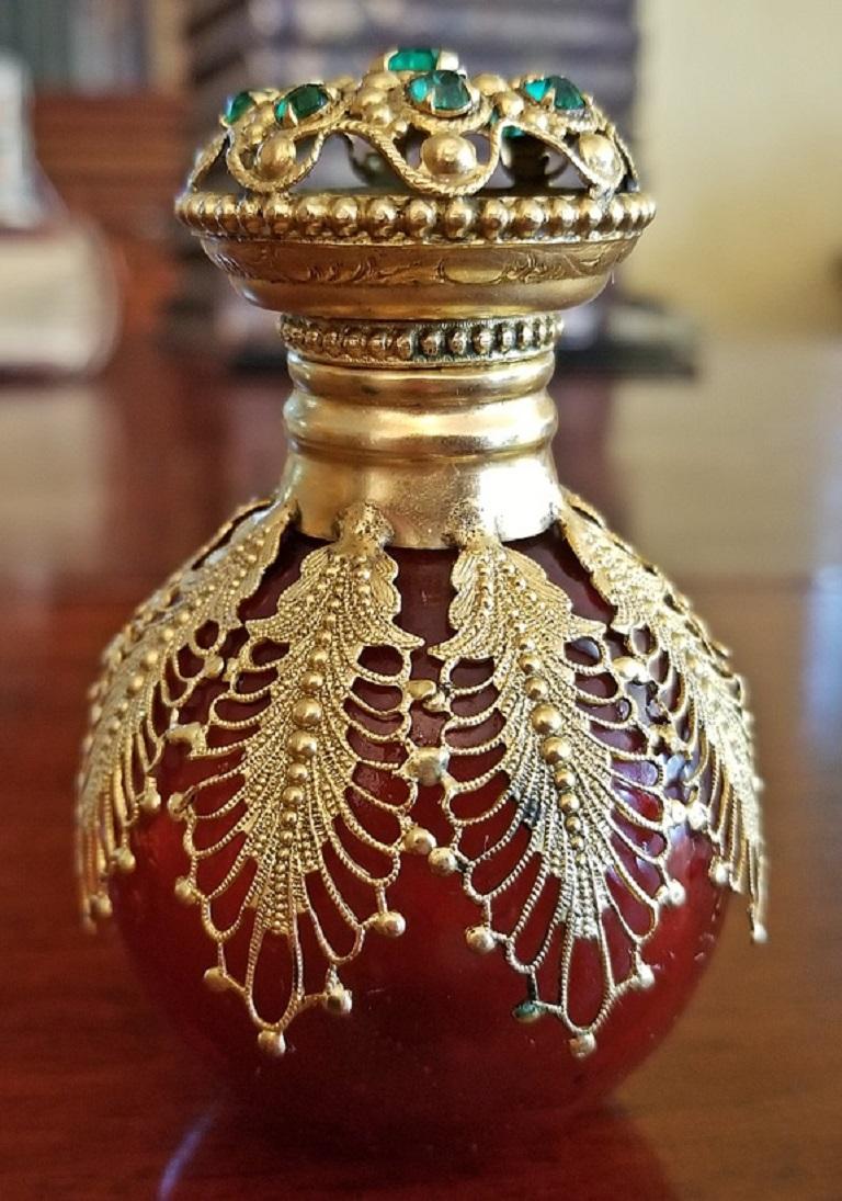 Nous vous présentons un flacon de parfum/senteur du 18e siècle absolument magnifique, à savoir un flacon de parfum du Palais Royal français du 18e siècle.

Il s'agit d'un objet français ou italien, probablement un autre souvenir du Grand Tour.

À