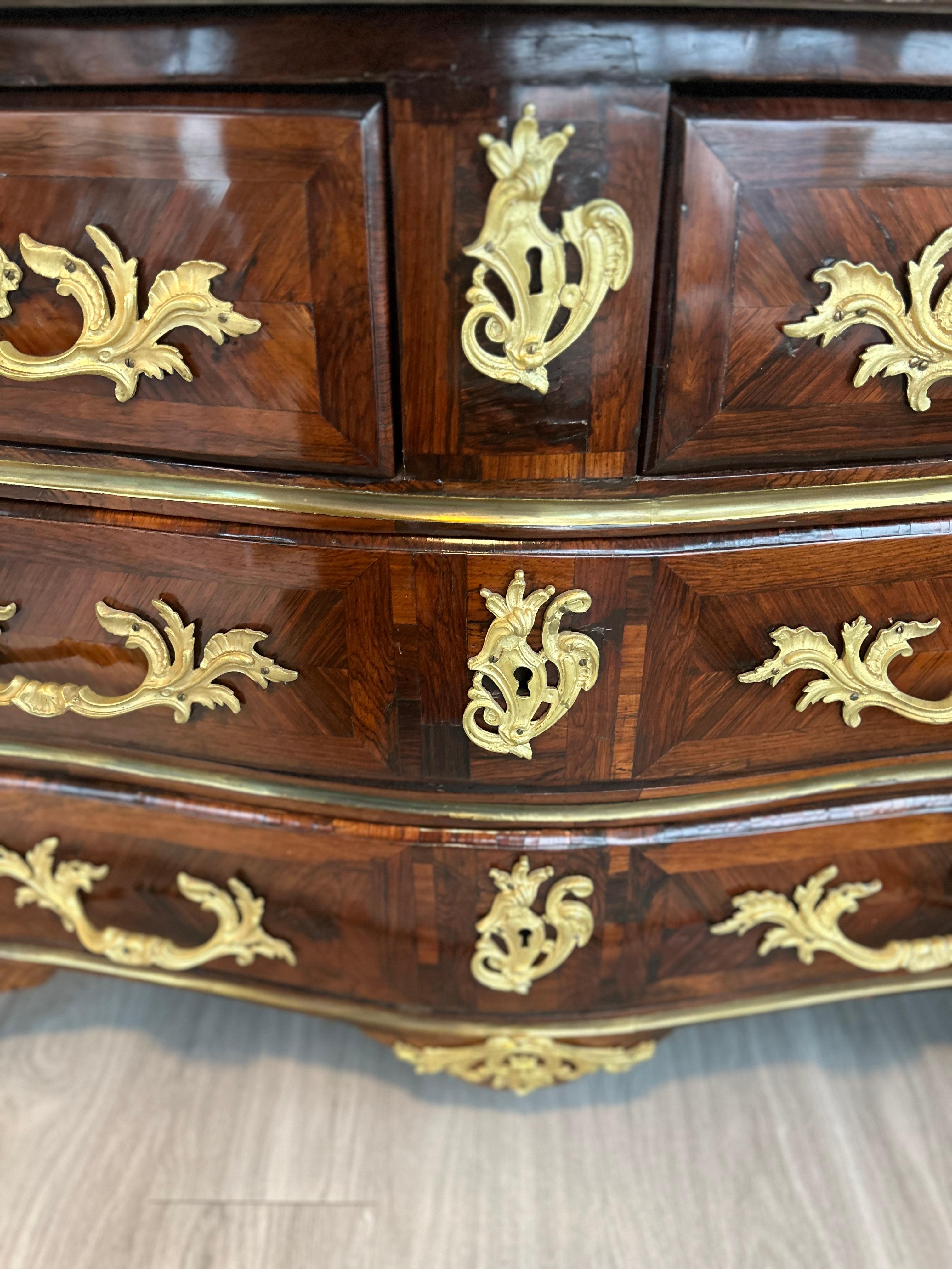 18th Century French Parisian Louis XV Commode For Sale 1