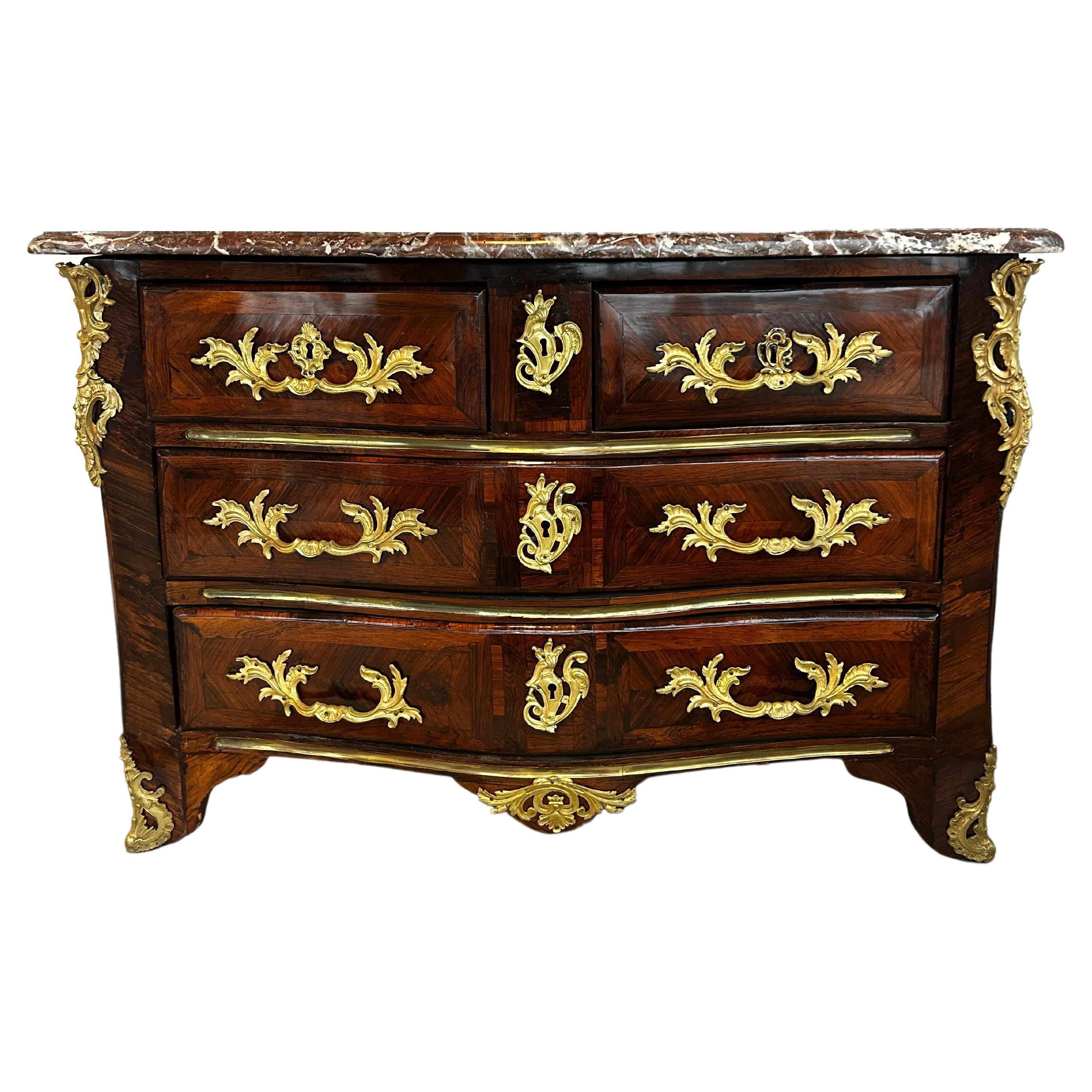 Commode parisienne Louis XV du XVIIIe siècle  en vente