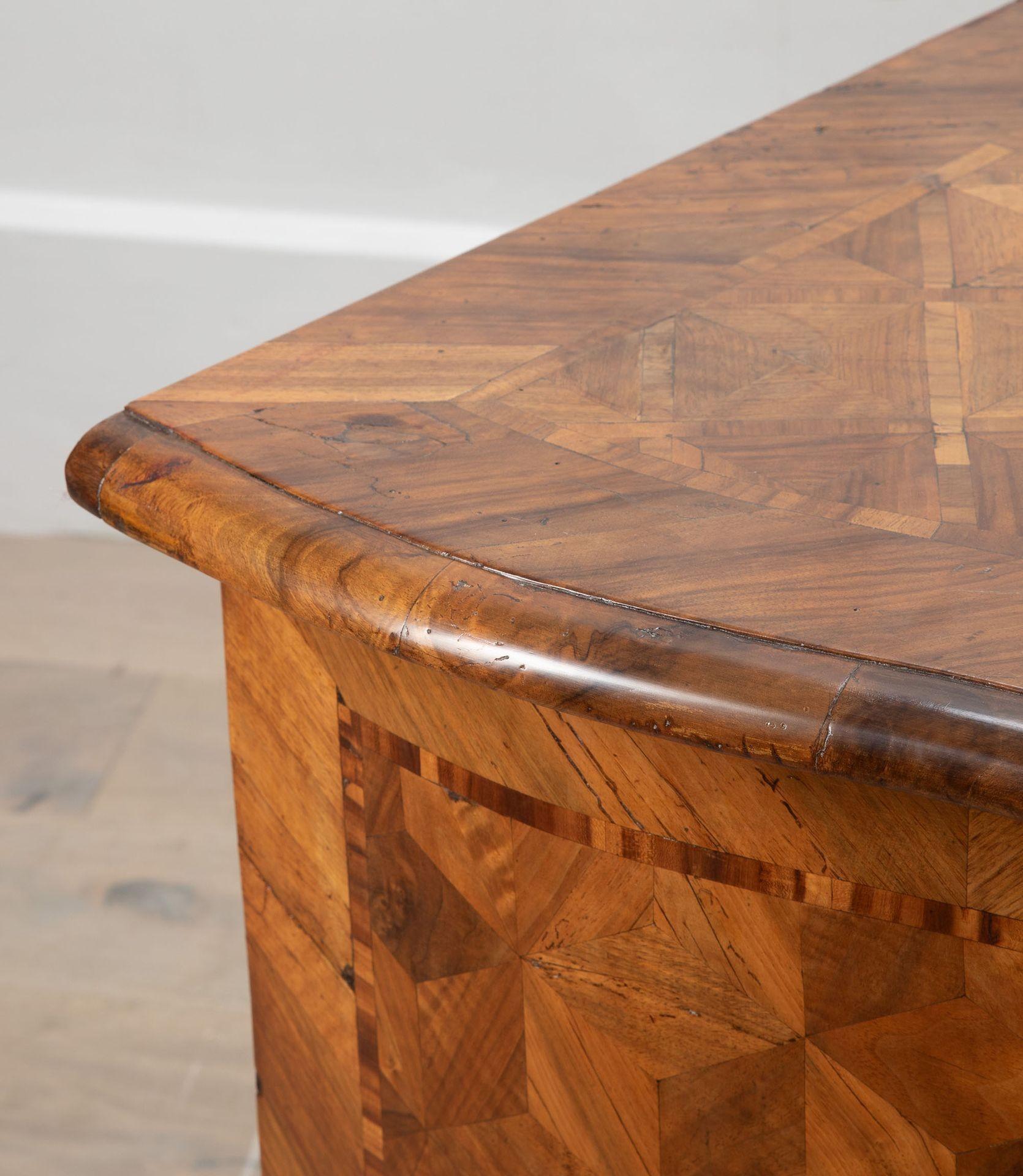 Commode francese a bombe in parquet del XVIII secolo in vendita 4