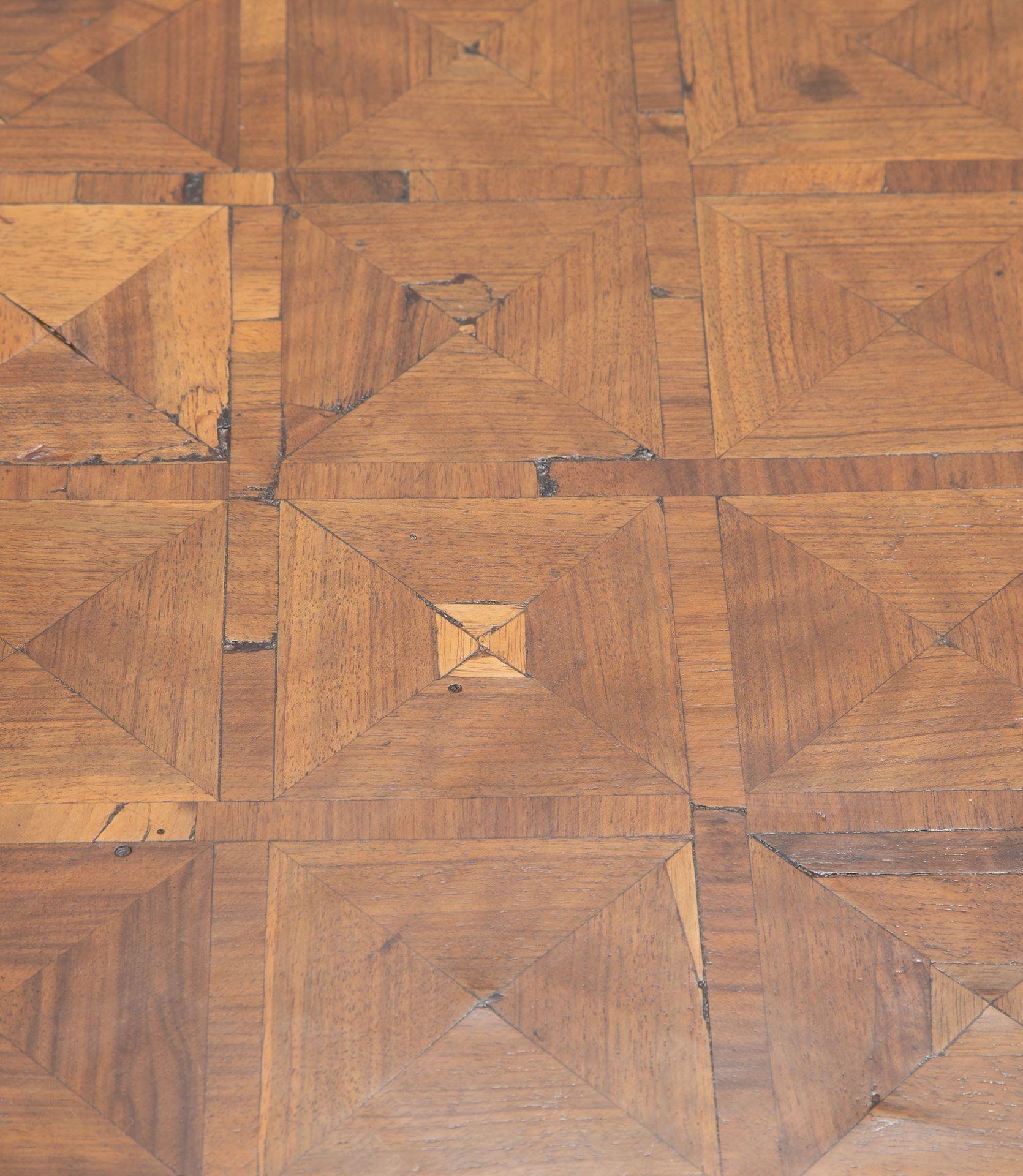 Commode francese a bombe in parquet del XVIII secolo in vendita 5