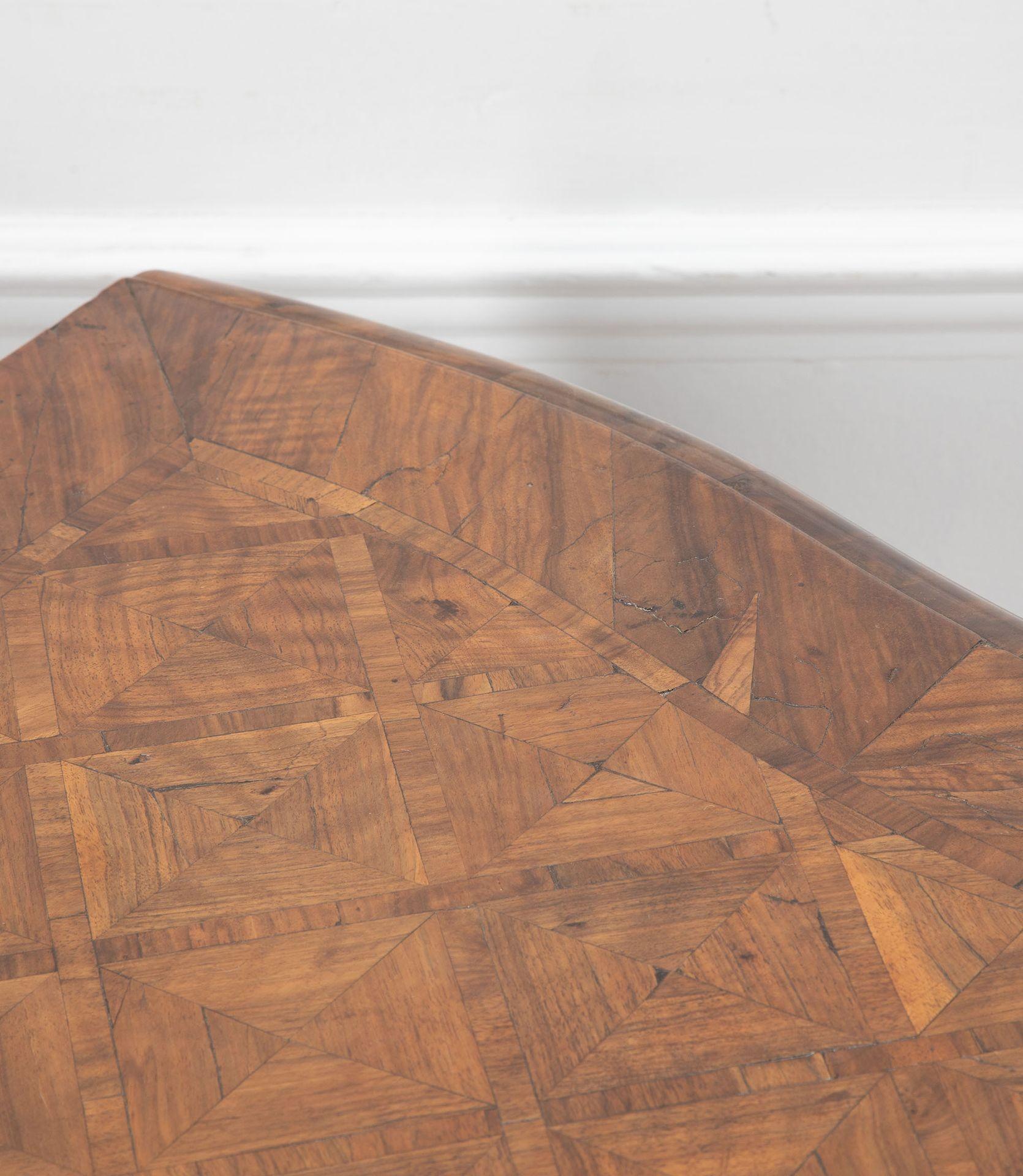 Commode francese a bombe in parquet del XVIII secolo in vendita 6