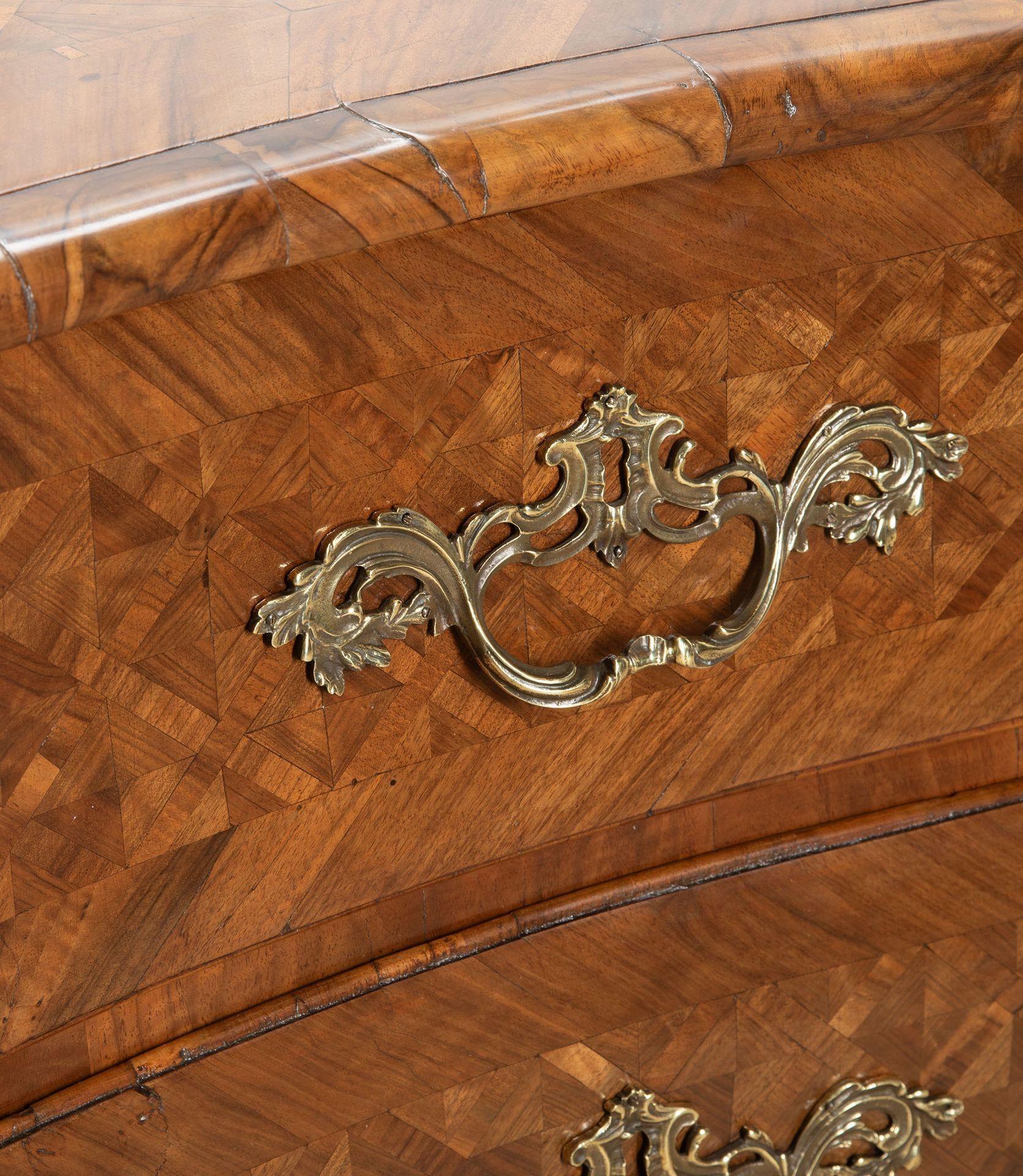 Commode francese a bombe in parquet del XVIII secolo in vendita 7