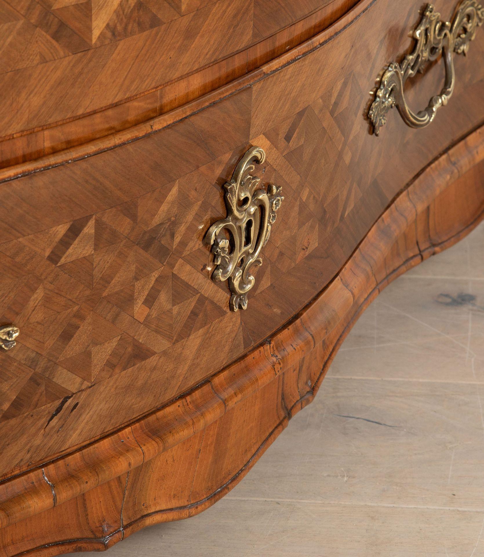Commode francese a bombe in parquet del XVIII secolo in vendita 8