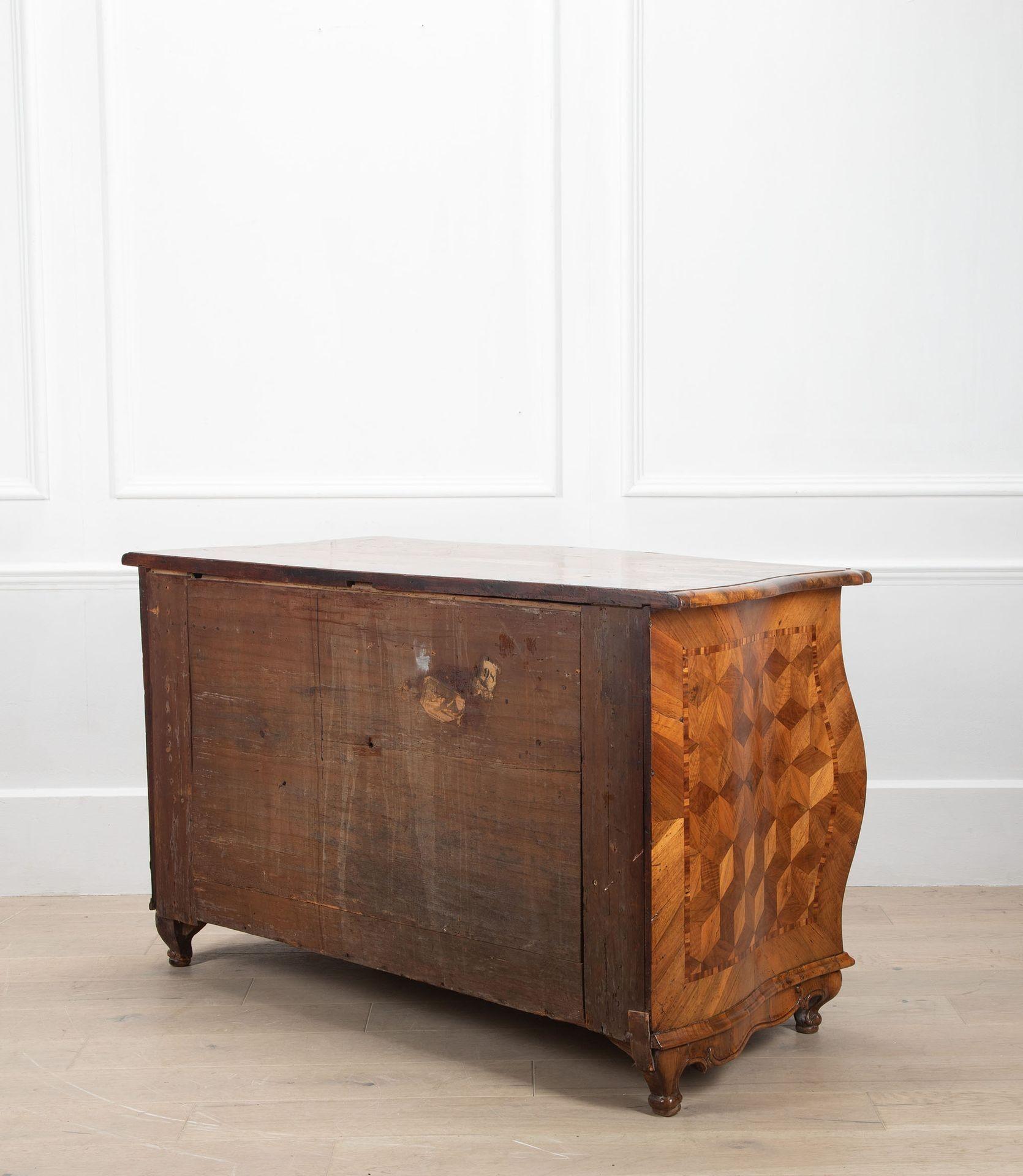 Commode francese a bombe in parquet del XVIII secolo in vendita 9