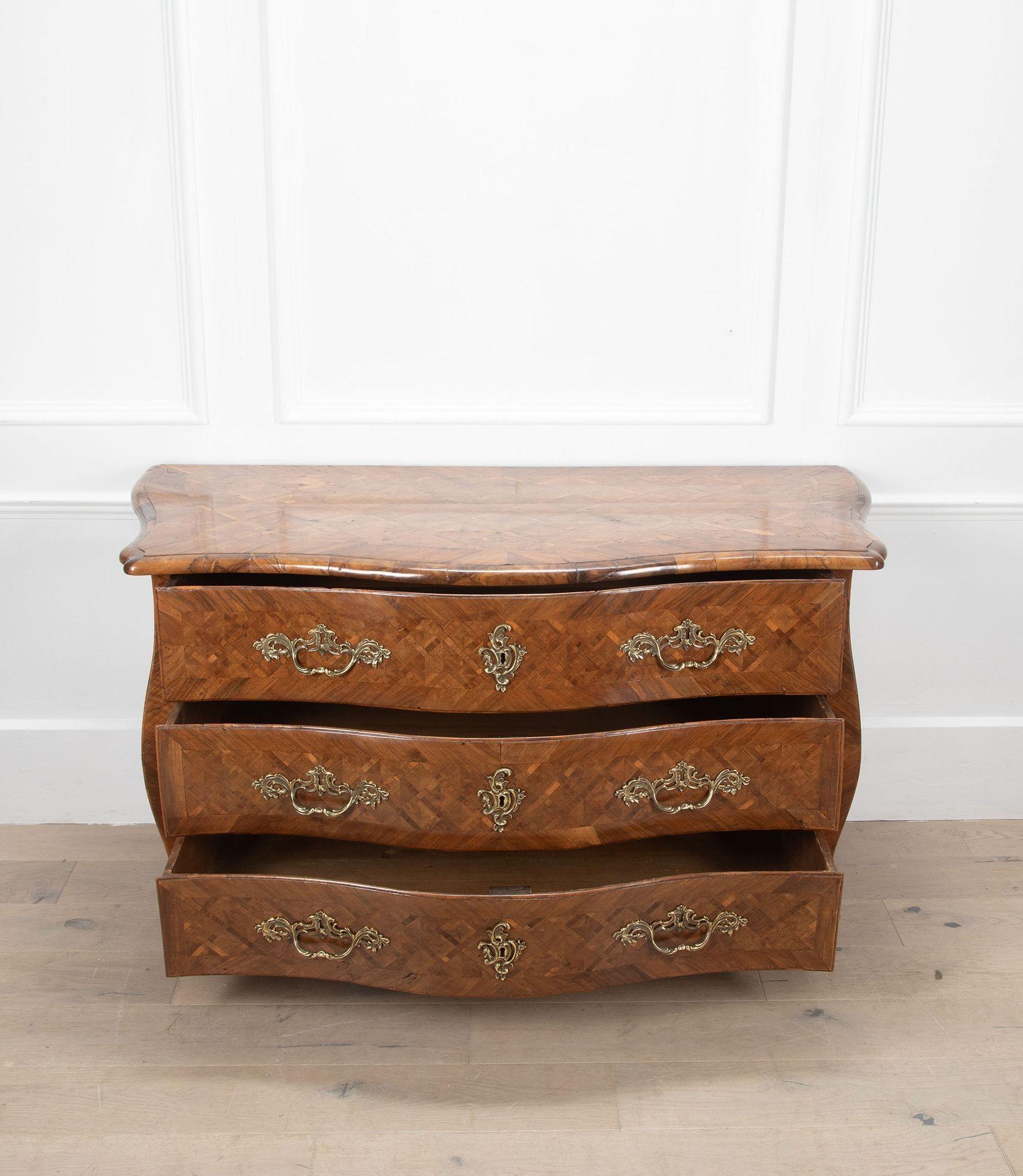 Francese Commode francese a bombe in parquet del XVIII secolo in vendita