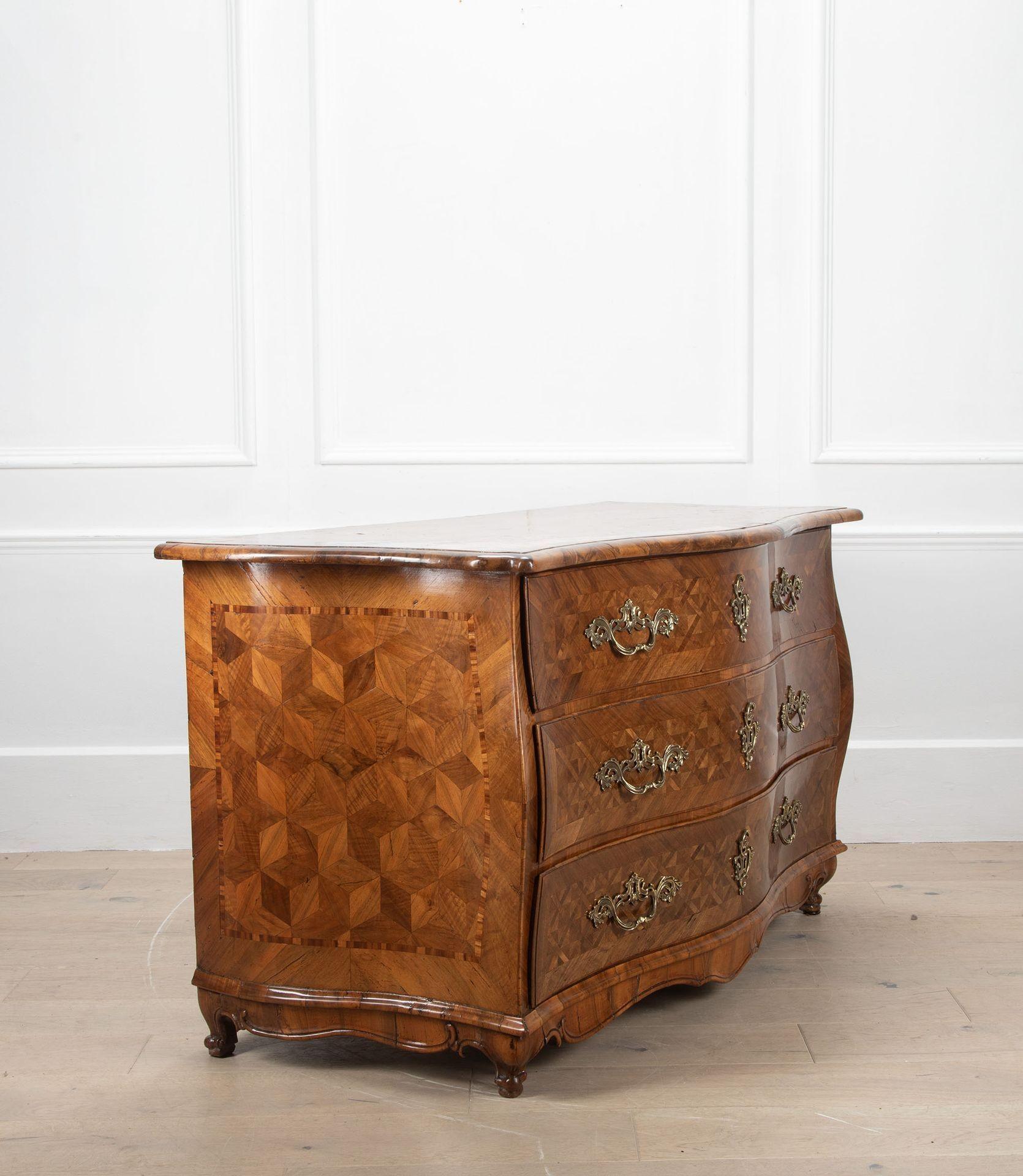 Commode francese a bombe in parquet del XVIII secolo In condizioni buone in vendita a Gloucestershire, GB
