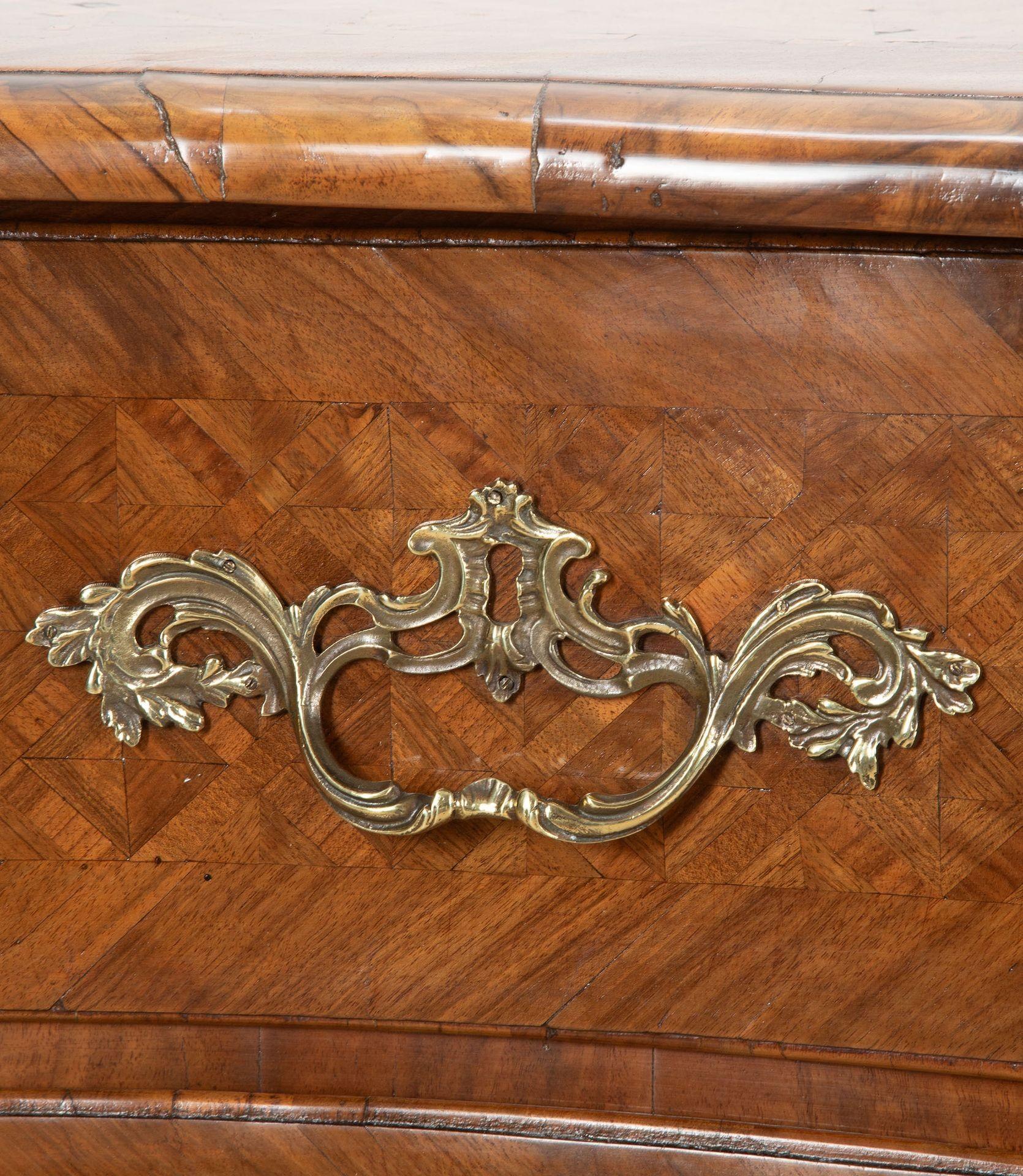 Fino al XVIII secolo Commode francese a bombe in parquet del XVIII secolo in vendita