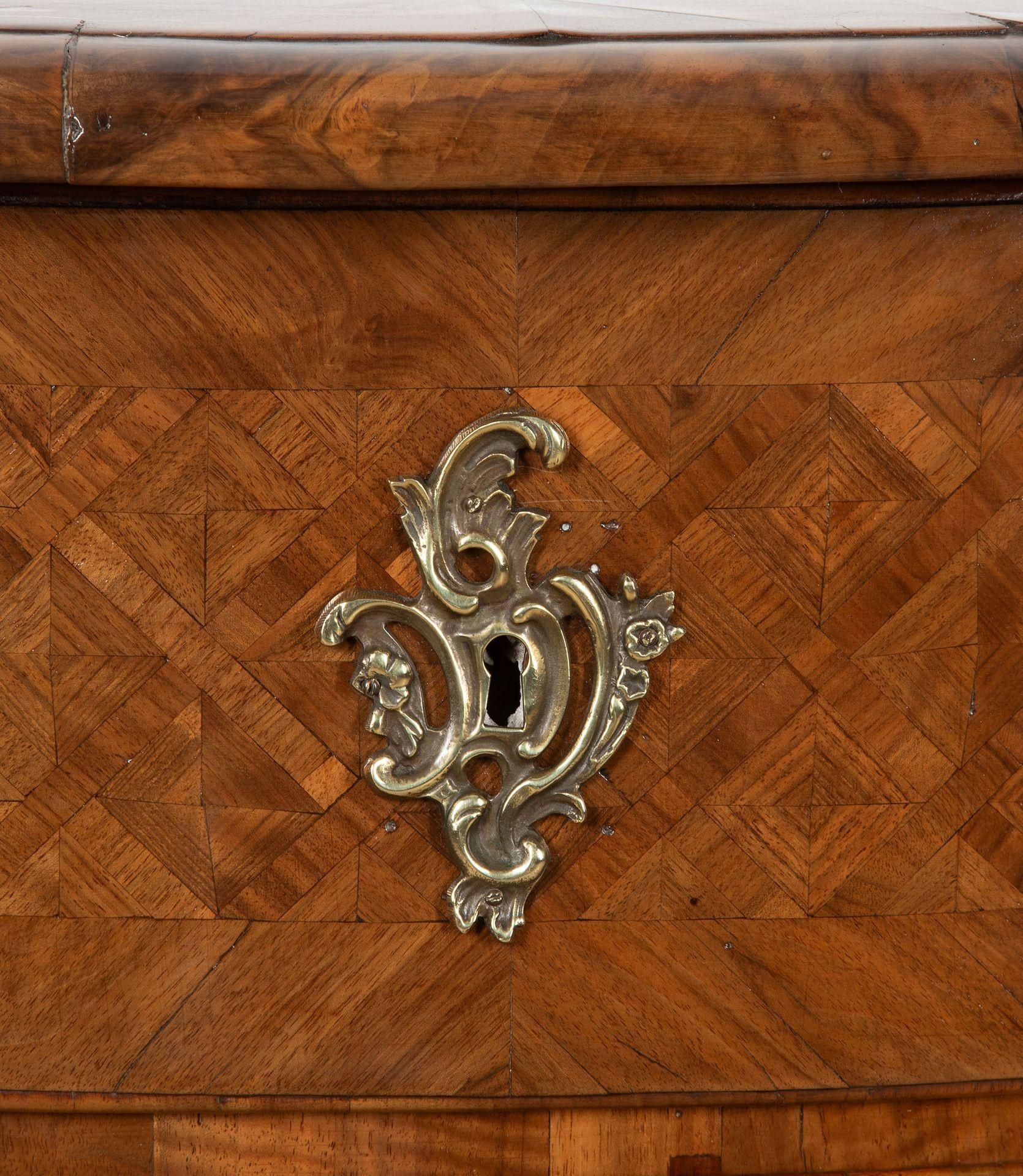 Noce Commode francese a bombe in parquet del XVIII secolo in vendita