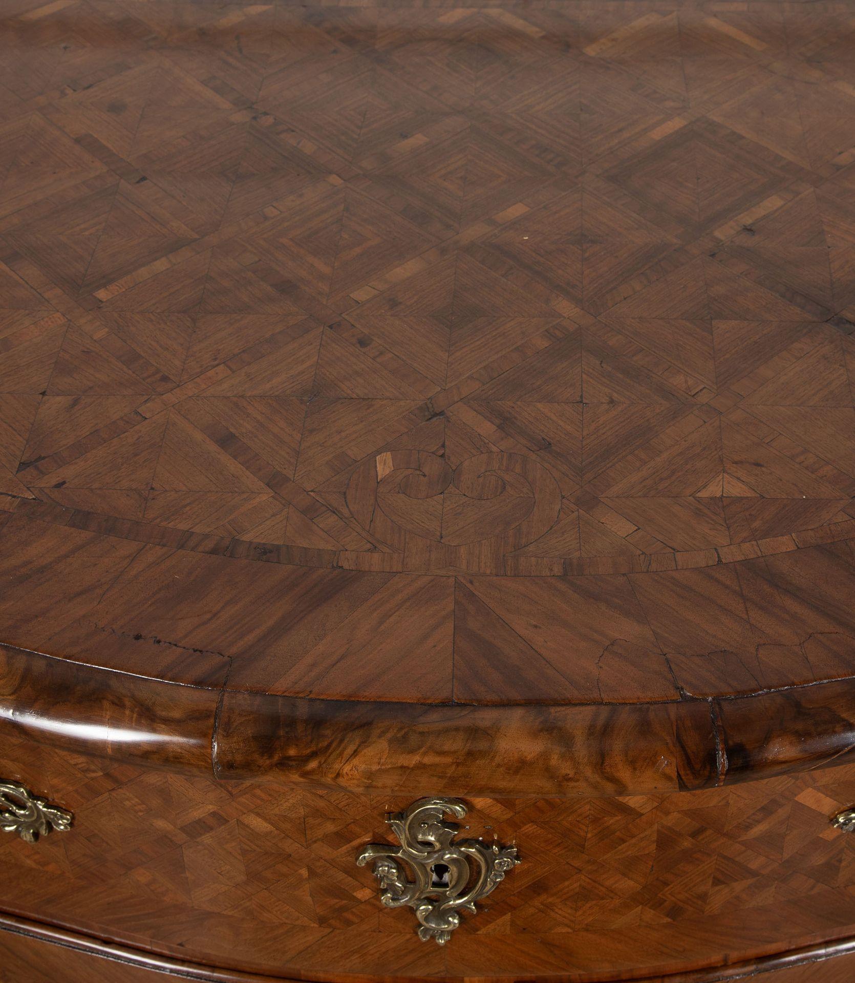 Commode francese a bombe in parquet del XVIII secolo in vendita 1