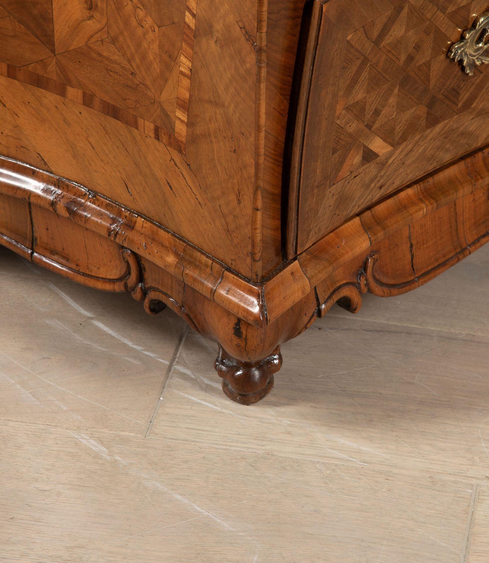 Commode francese a bombe in parquet del XVIII secolo in vendita 2