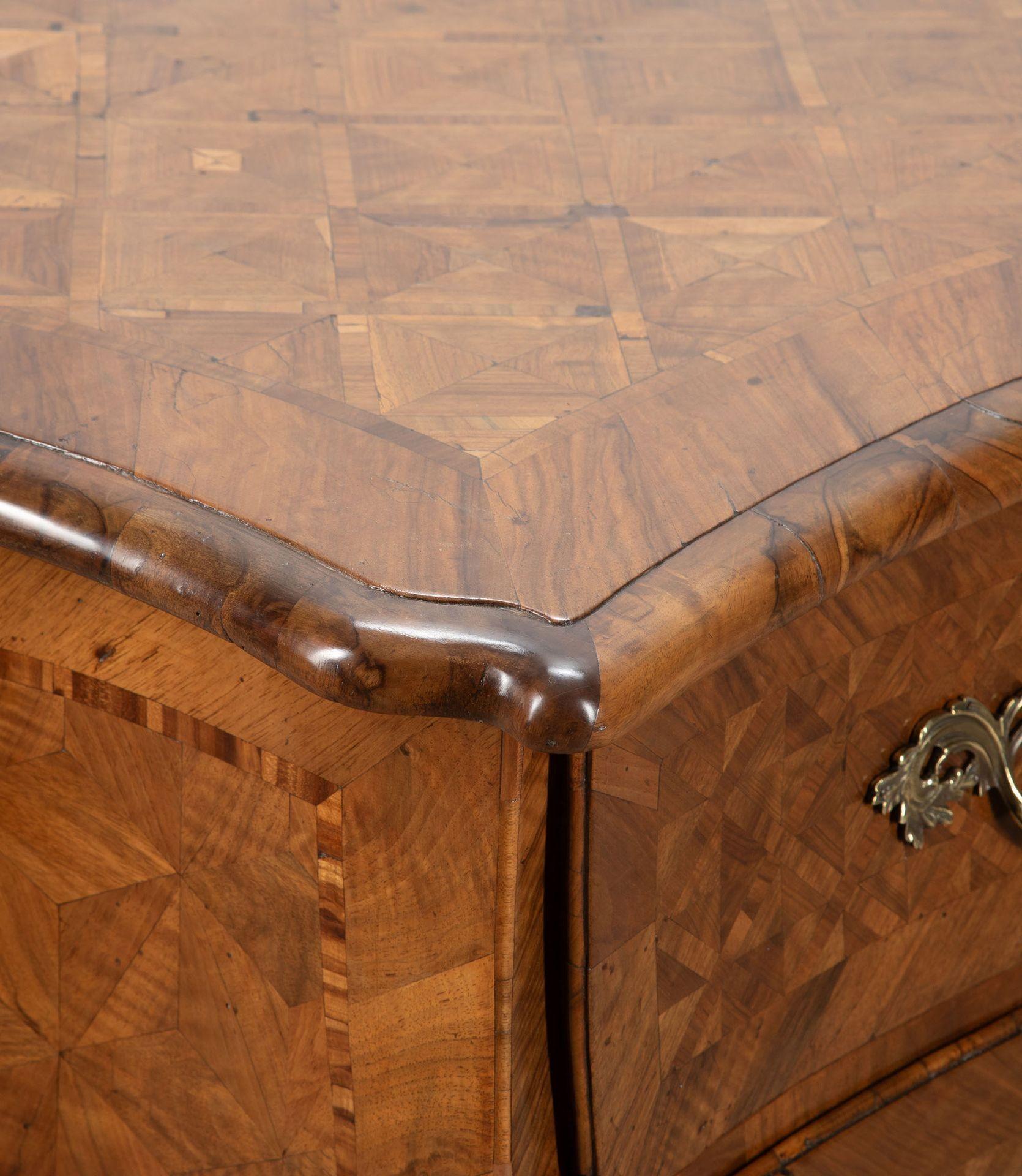 Commode francese a bombe in parquet del XVIII secolo in vendita 3