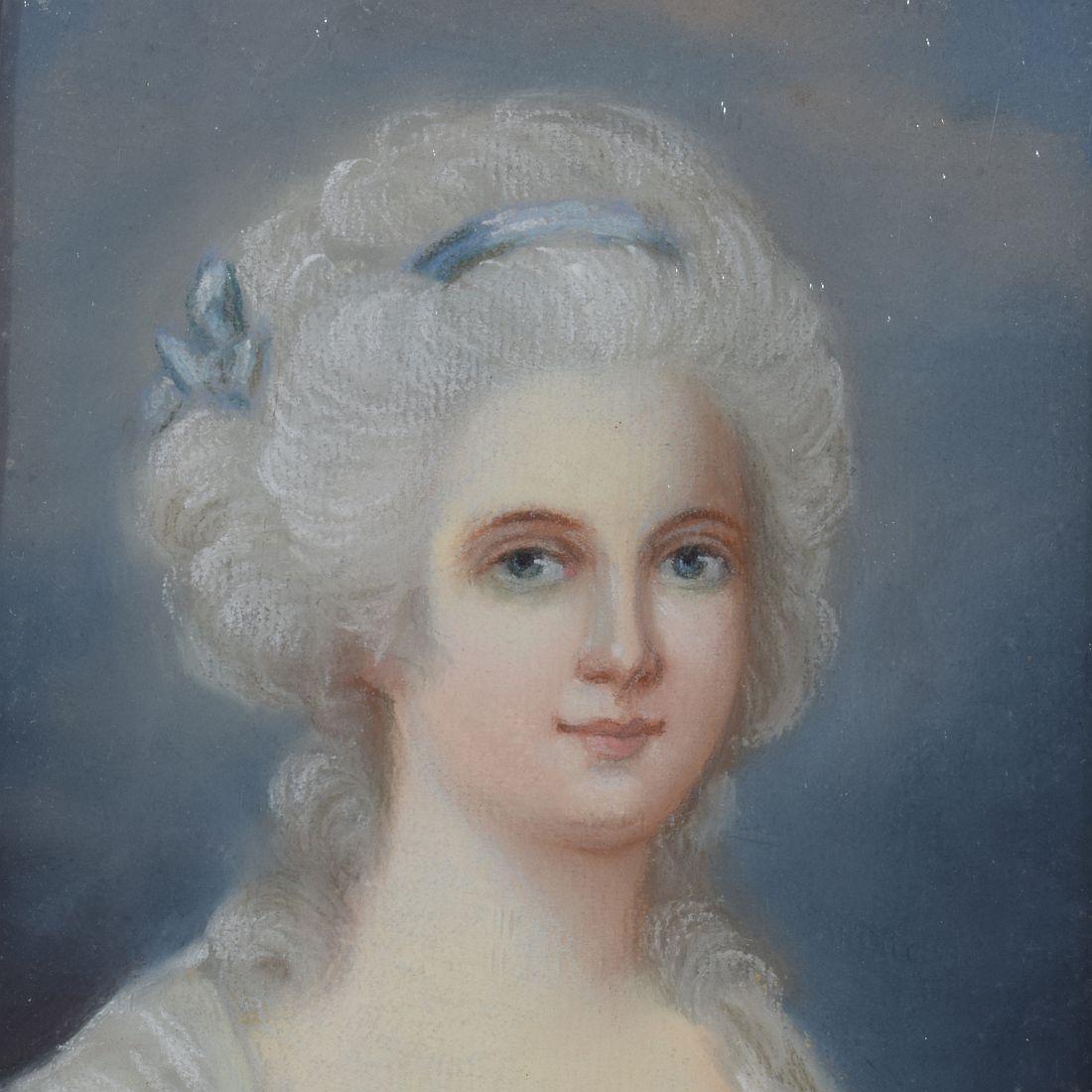 Joli portrait au pastel représentant une jeune femme. Le pastel est en bon état avec le cadre et le verre d'origine,
France, 18e siècle. Vieilli, le cadre a quelques petites réparations anciennes.