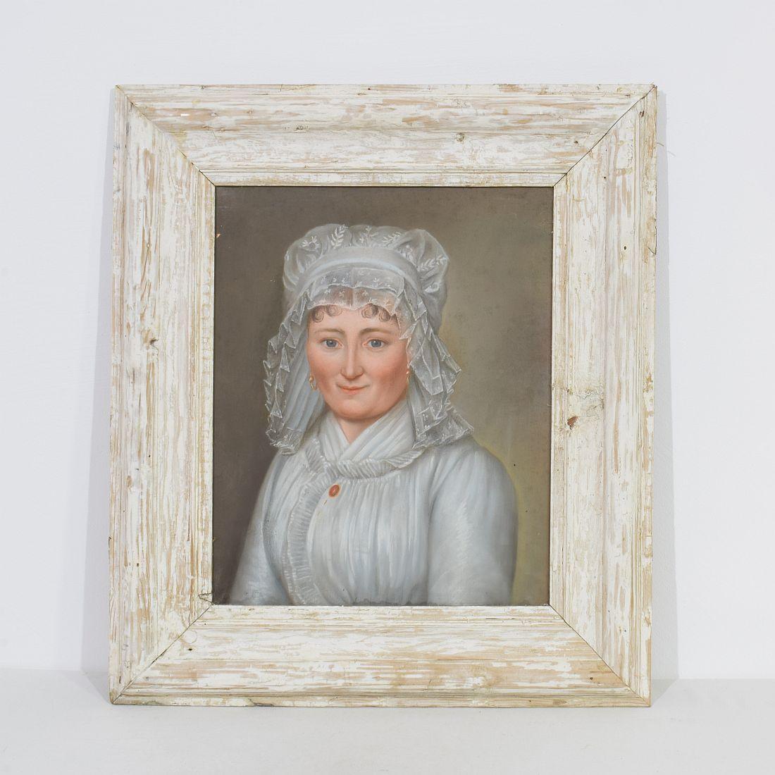 Joli portrait au pastel représentant une jeune femme. Merveilleux cadre en bois usé par les intempéries et son vieux verre,
France, XVIIIe siècle. Vieillissement, petites pertes.
