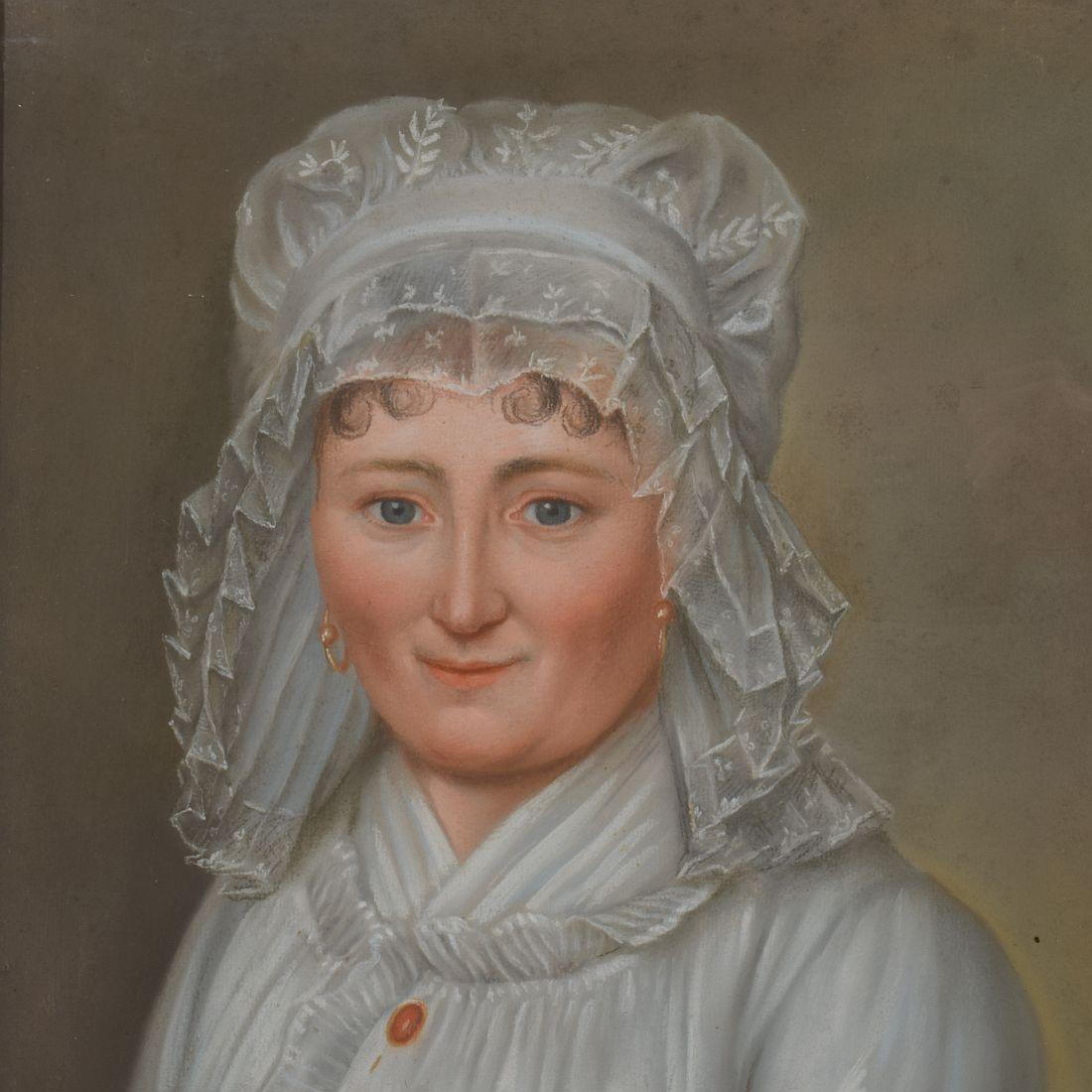 Bel ritratto a pastello di una giovane donna. Splendida cornice in legno invecchiato e il suo vecchio vetro,
Francia, XVIII secolo. Intemperie, piccole perdite.