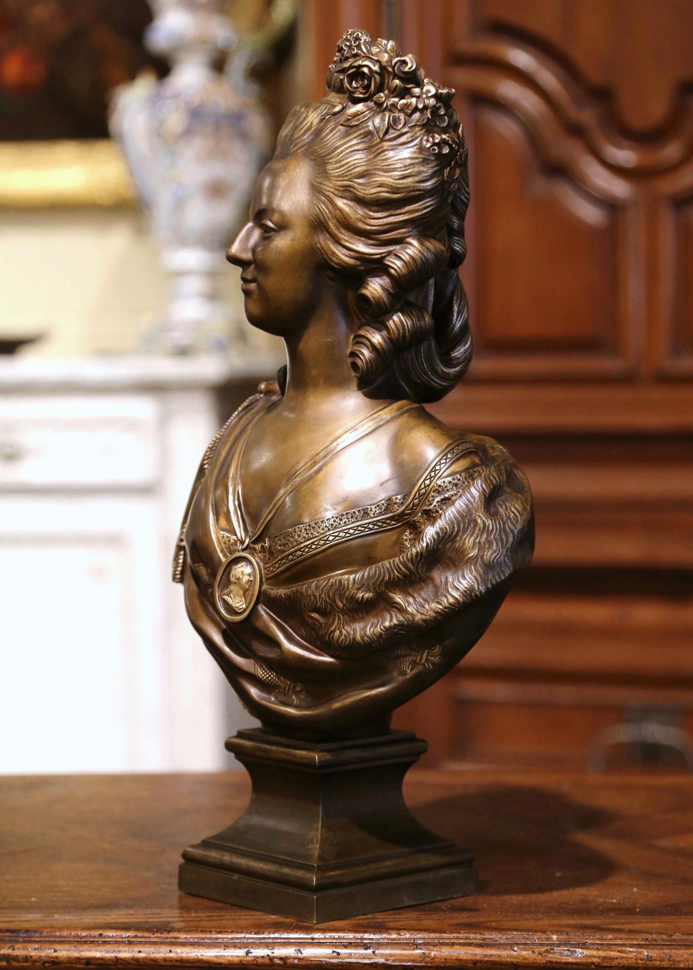 Cet élégant buste de Marie-Antoinette a été sculpté à Paris, en France, vers 1790. La sculpture, signée au dos par le sculpteur français Lecomte, représente la reine avec sa coiffure élaborée bien connue, de nombreuses fleurs de lys sur sa robe et