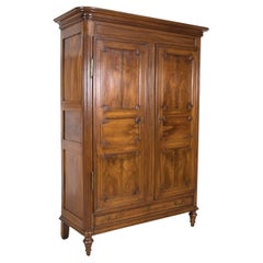 Armoire lyonnaise d'époque Louis XVI du 18ème siècle en noyer avec tiroir inférieur