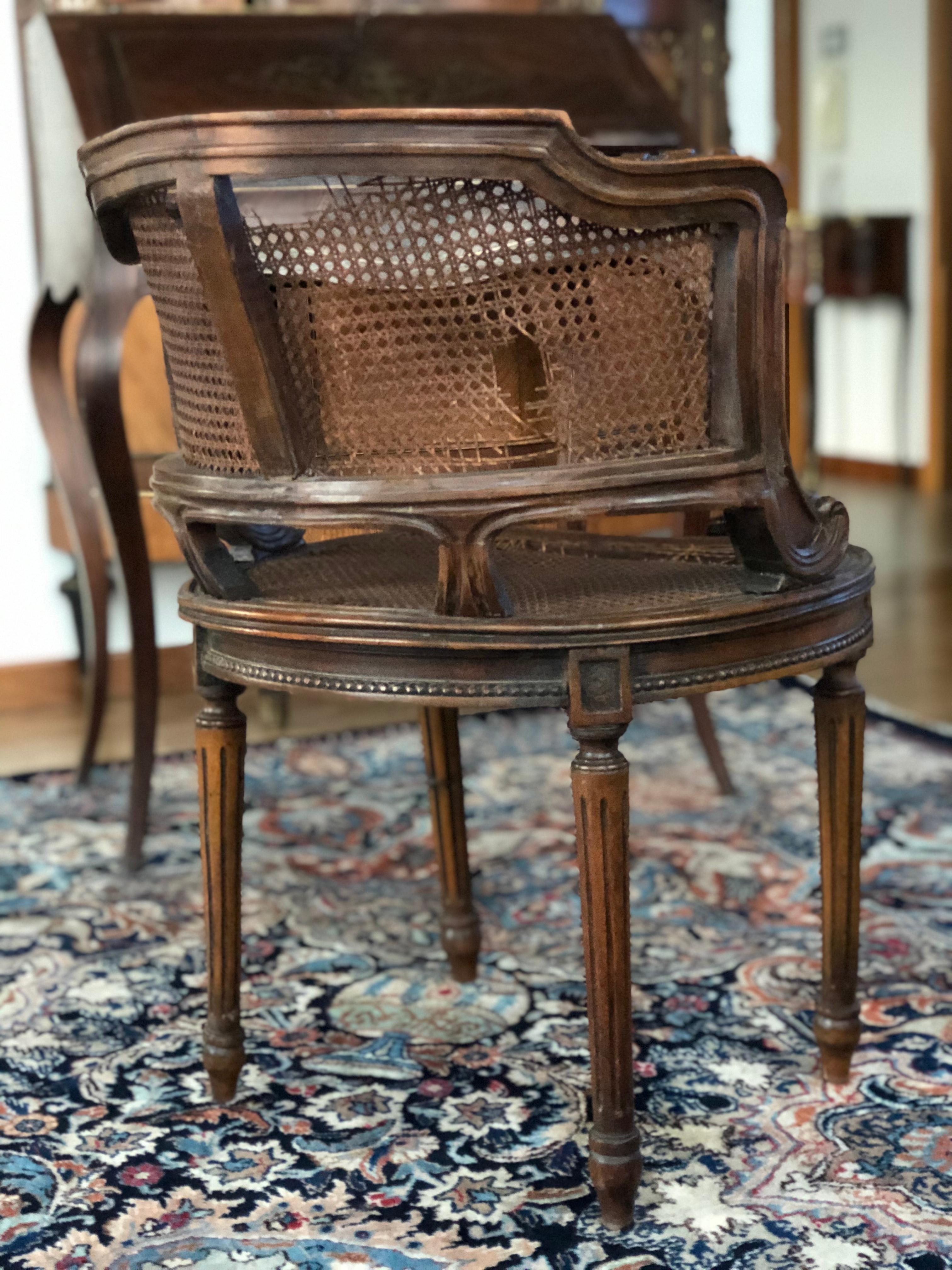 18th Century French Petit Bergère with Hand Carvings and Cane, Louis XVI For Sale 1