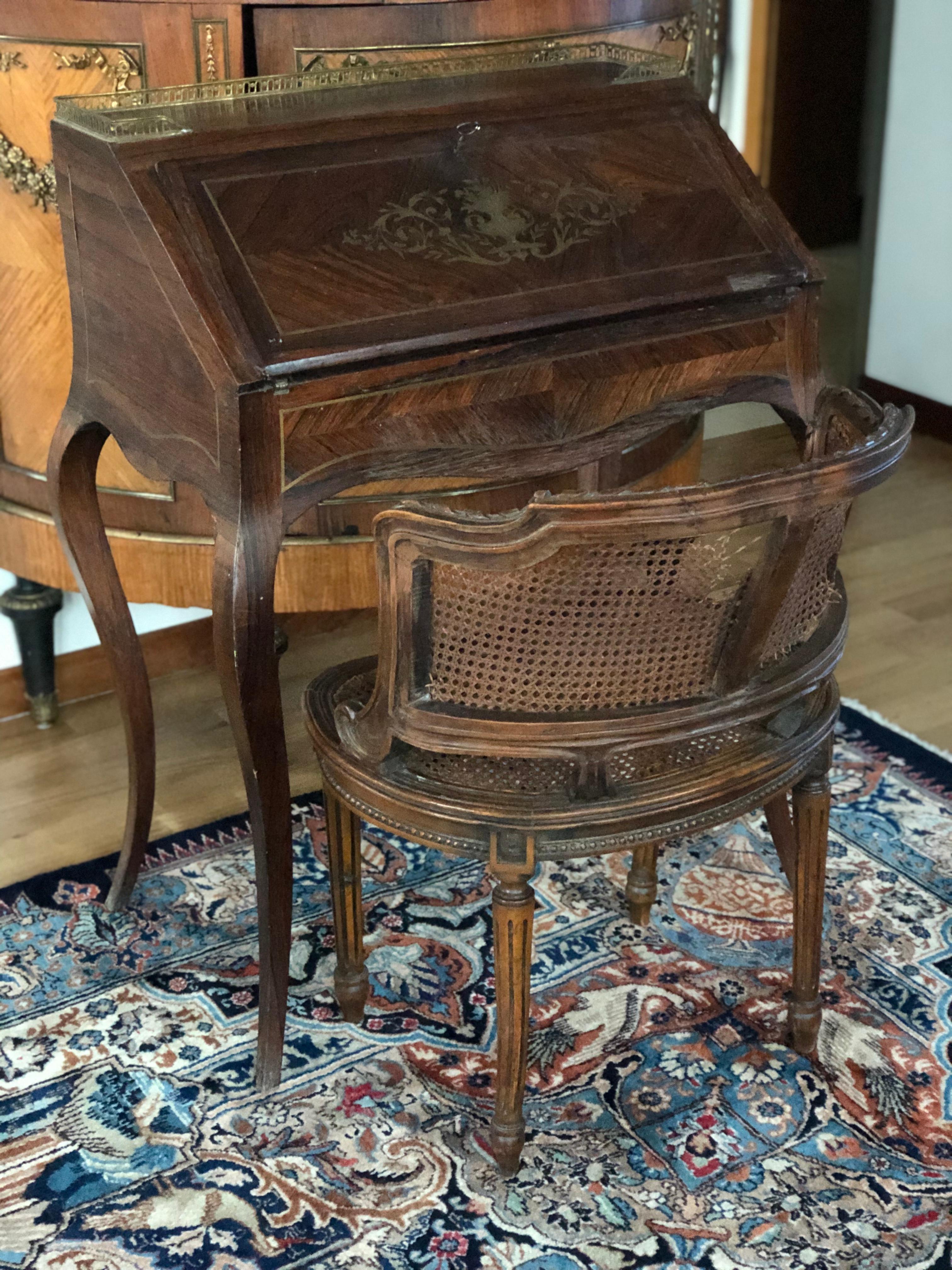 18th Century French Petit Bergère with Hand Carvings and Cane, Louis XVI For Sale 3