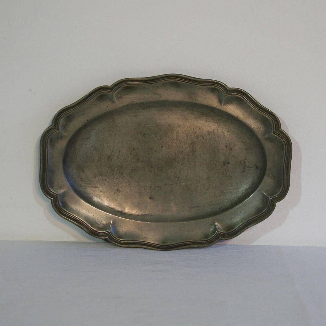 18th Century French Pewter Serving Plates In Good Condition In Buisson, FR