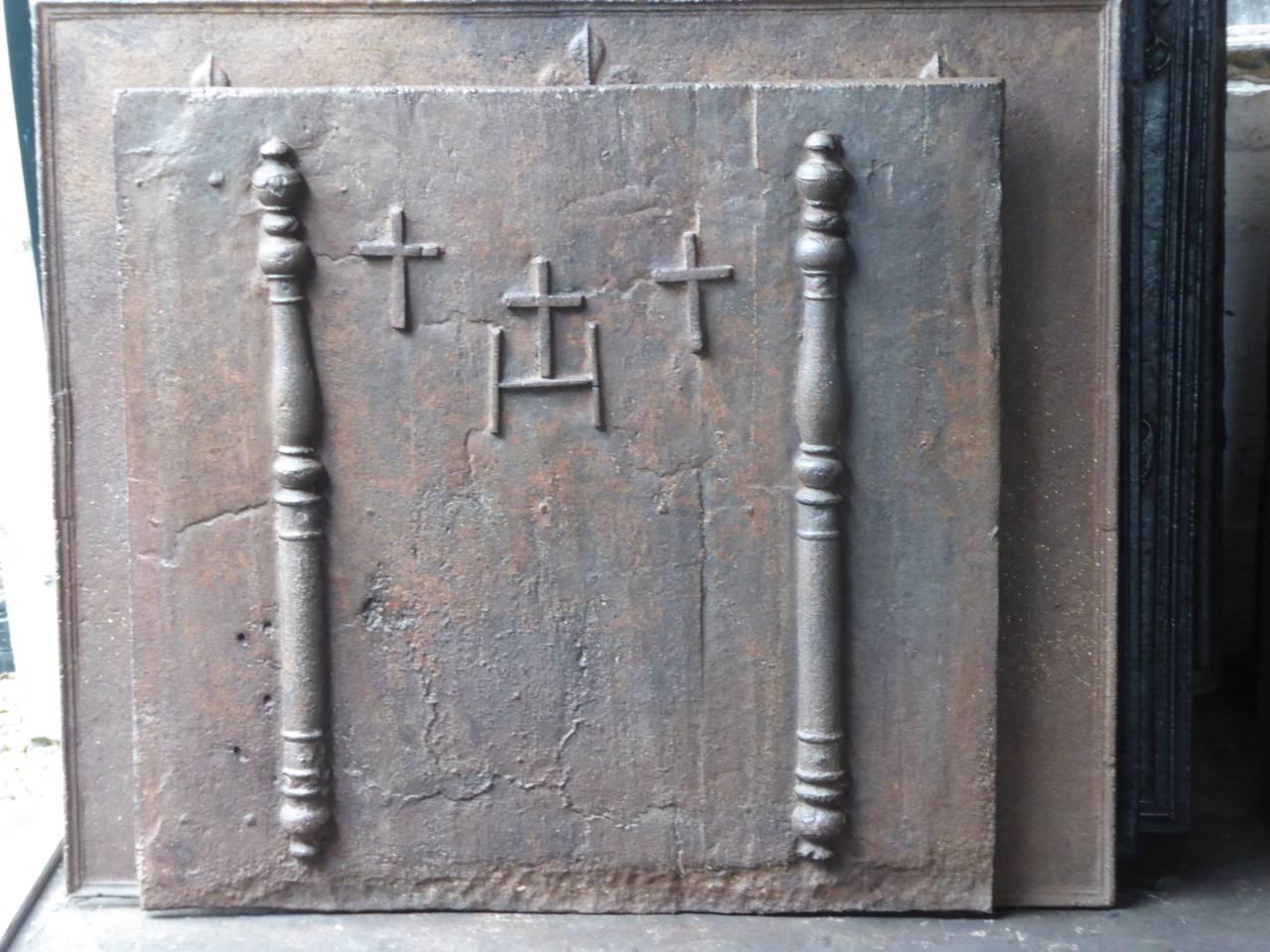 18th century Louis XIV fireplace fireback with two pillars and three crosses.

This product weighs more than 65 kg / 143 lbs. All our products that weigh 66 kg / 146 lbs or more are shipped as standard door-to-door freight. You can contact us to