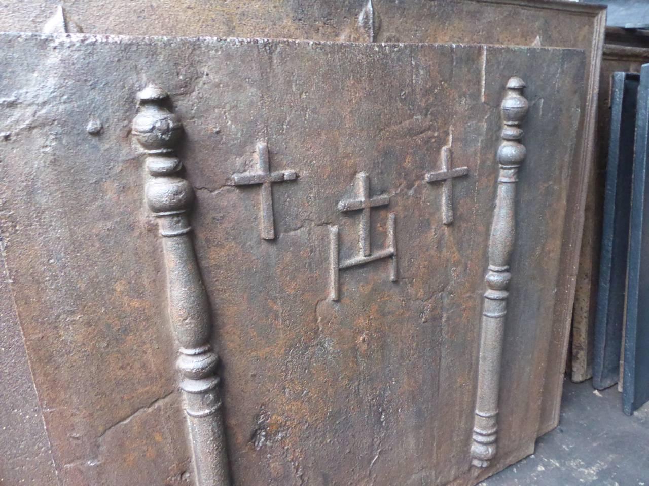 French 'Pillars with Crosses' Fireback / Backsplash, 18th Century  In Good Condition For Sale In Amerongen, NL