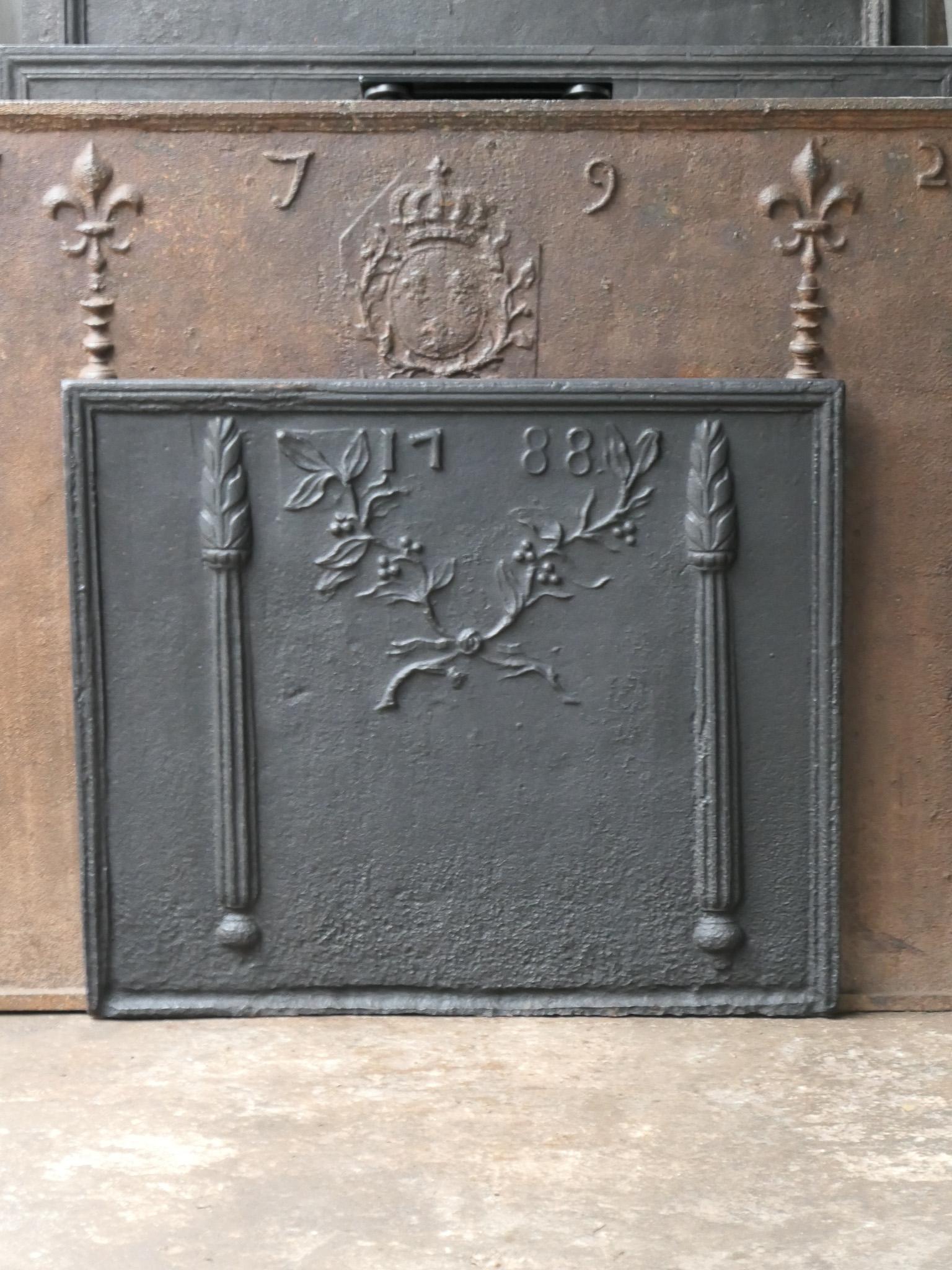 Plaque de cheminée française d'époque Louis XV avec deux piliers, des branches d'olivier (symbolisant la paix) et la date de production 1788.

La plaque de cheminée est en fonte et a une patine noire. Il est en bon état et ne présente pas de