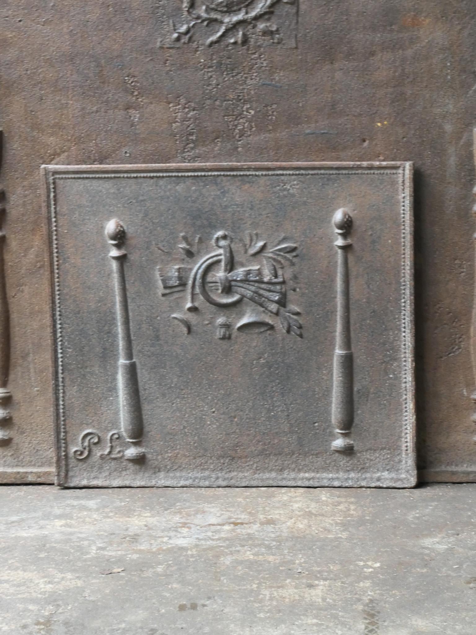 French Louis XV fireback with two pillars and un unknown decoration.

The fireback is made of cast iron and has a brown patina. It is in a good condition and does not have cracks. Upon request it can be made black / pewter colored at no extra cost.