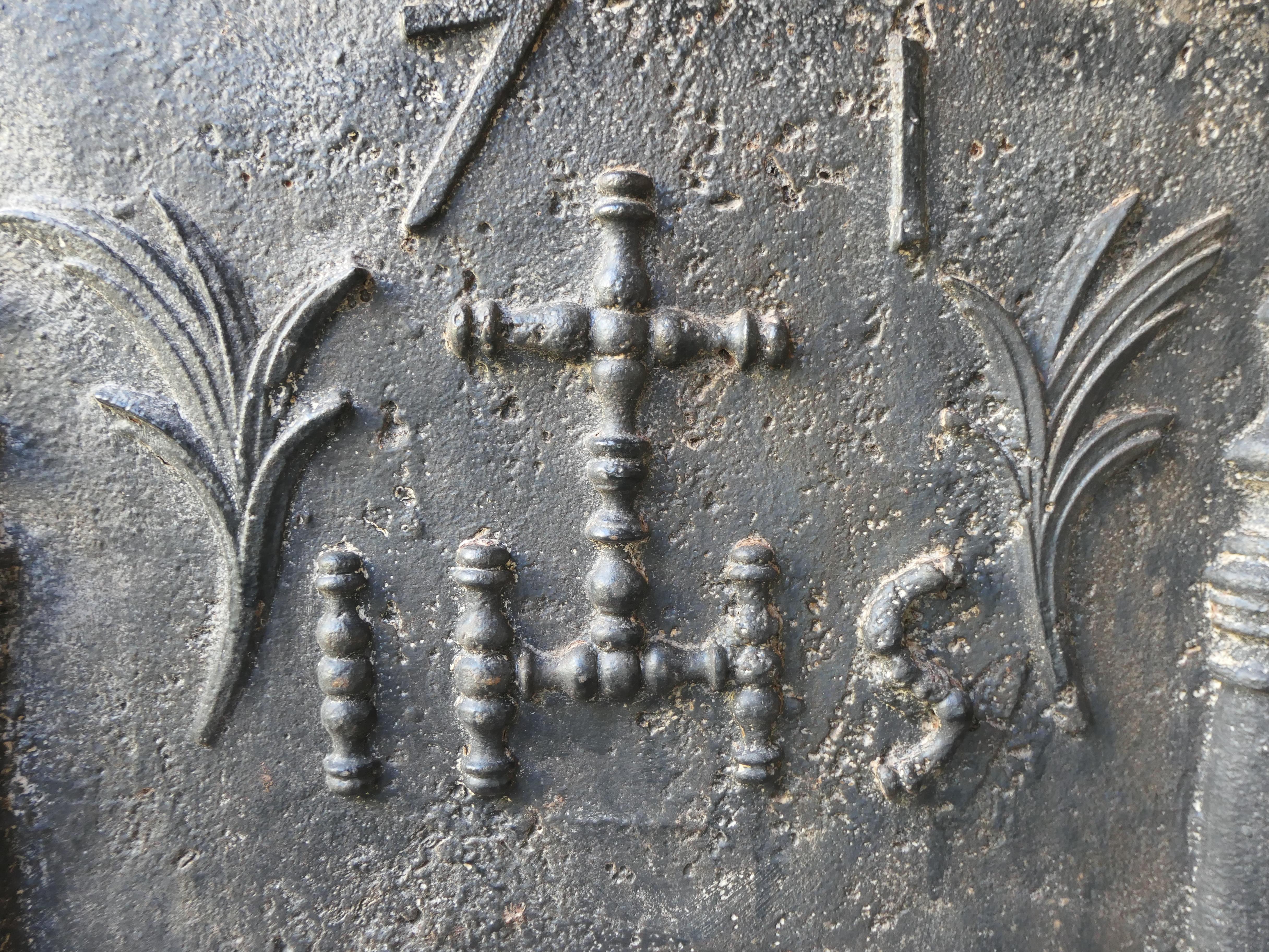 Französische „Säulen mit IHS-Monogramm“-Kaminsims aus dem 18. Jahrhundert im Angebot 6