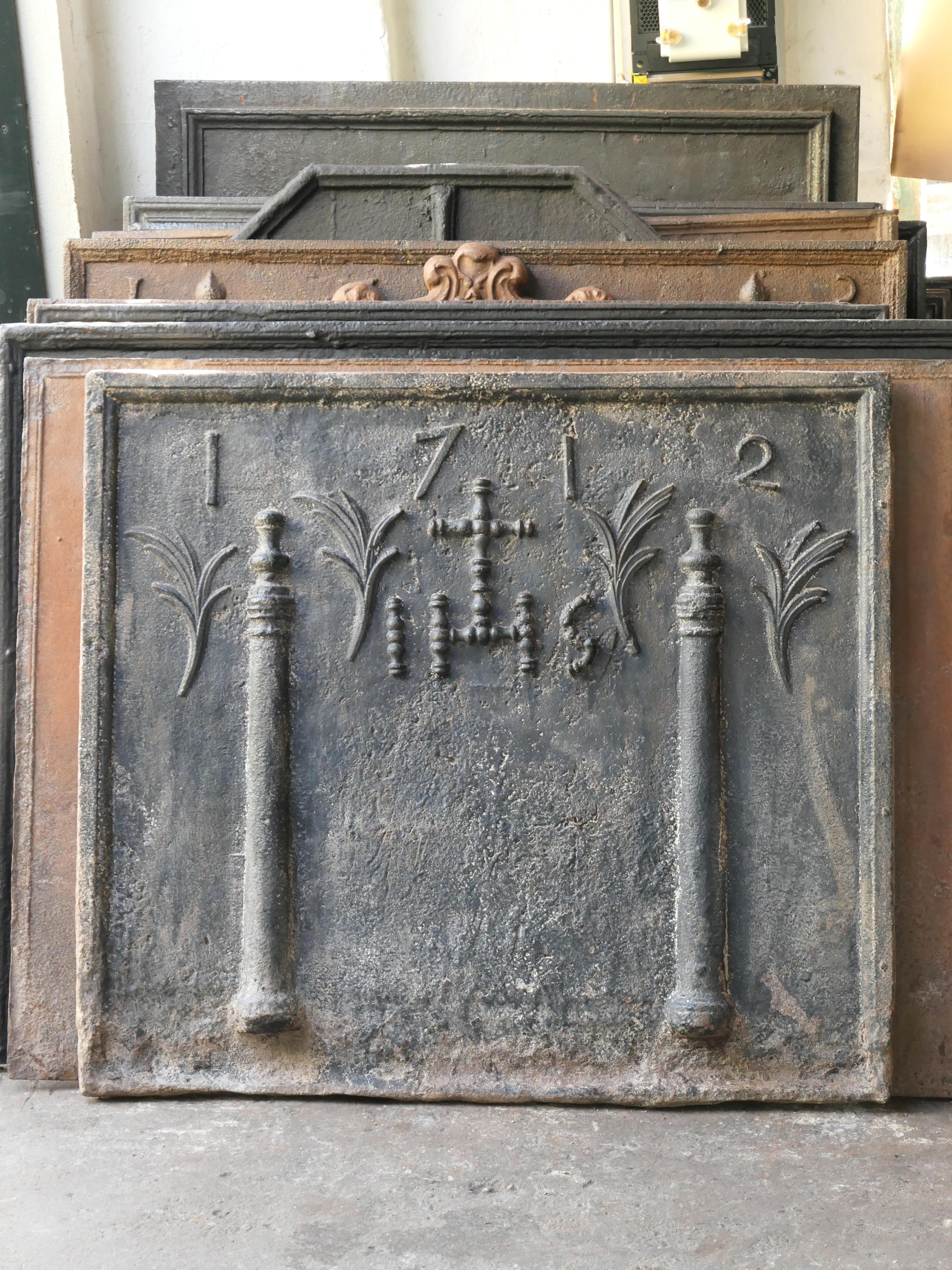 Französische „Säulen mit IHS-Monogramm“-Kaminsims aus dem 18. Jahrhundert (Louis XIV.) im Angebot