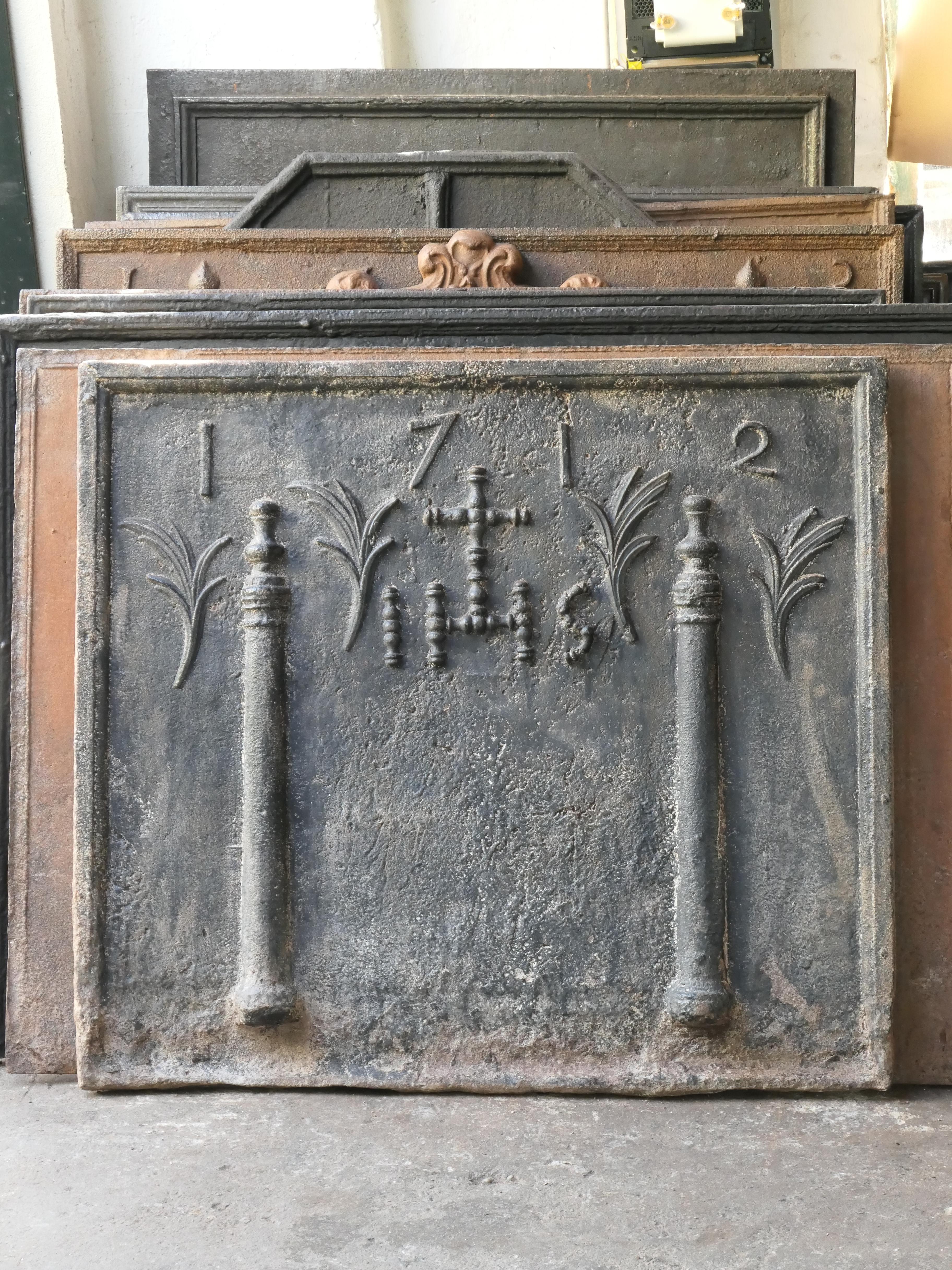 Französische „Säulen mit IHS-Monogramm“-Kaminsims aus dem 18. Jahrhundert (Gegossen) im Angebot