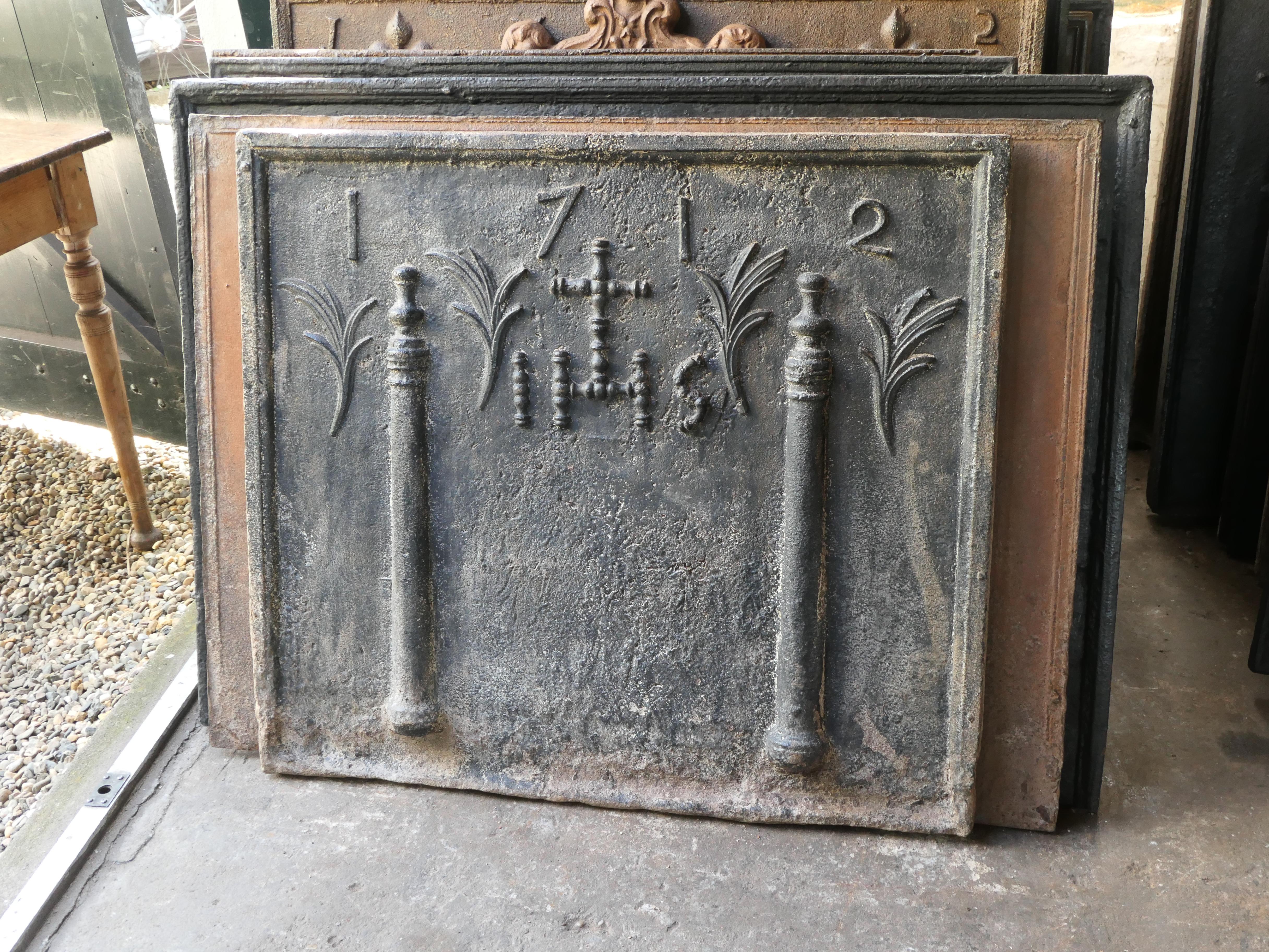 18th Century French 'Pillars with IHS Monogram' Fireback / Backsplash In Good Condition For Sale In Amerongen, NL