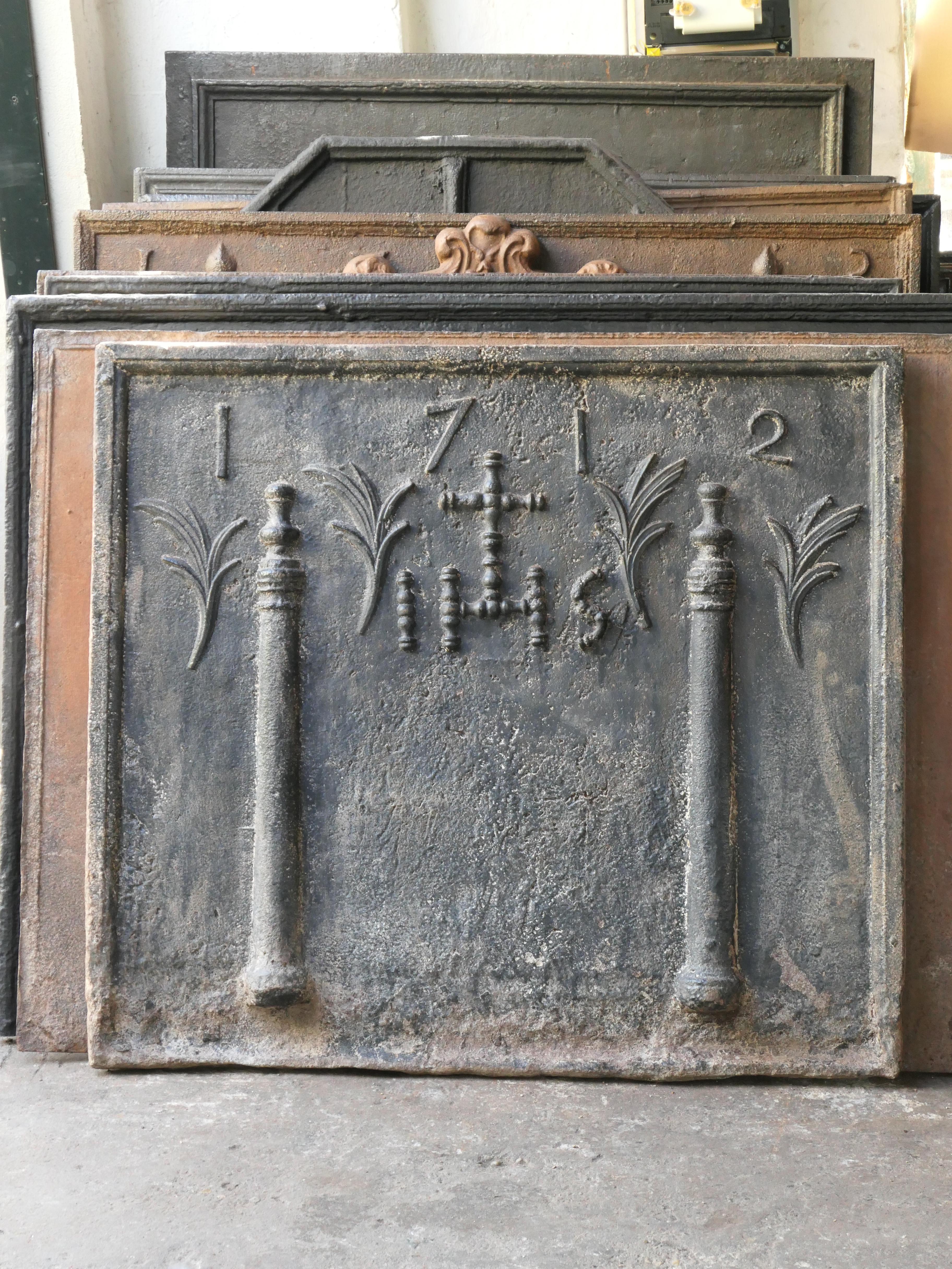 Französische „Säulen mit IHS-Monogramm“-Kaminsims aus dem 18. Jahrhundert im Angebot 1