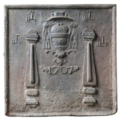 Revestimiento / Chimenea francesa del siglo XVIII 'Pilares con monogramas IHS