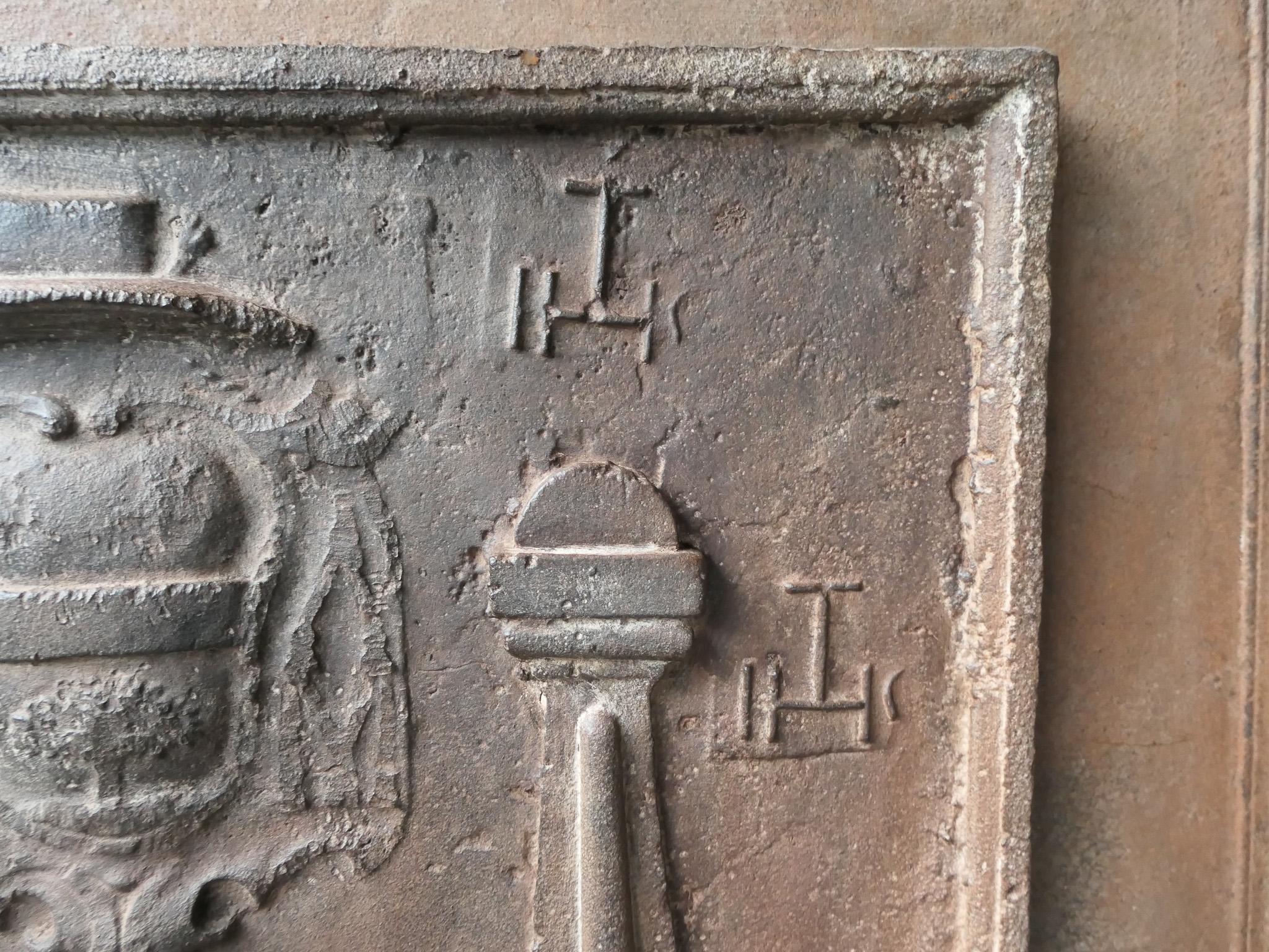 Plaque de cheminée du 18ème siècle « Pillars with IHS Monograms » en vente 2
