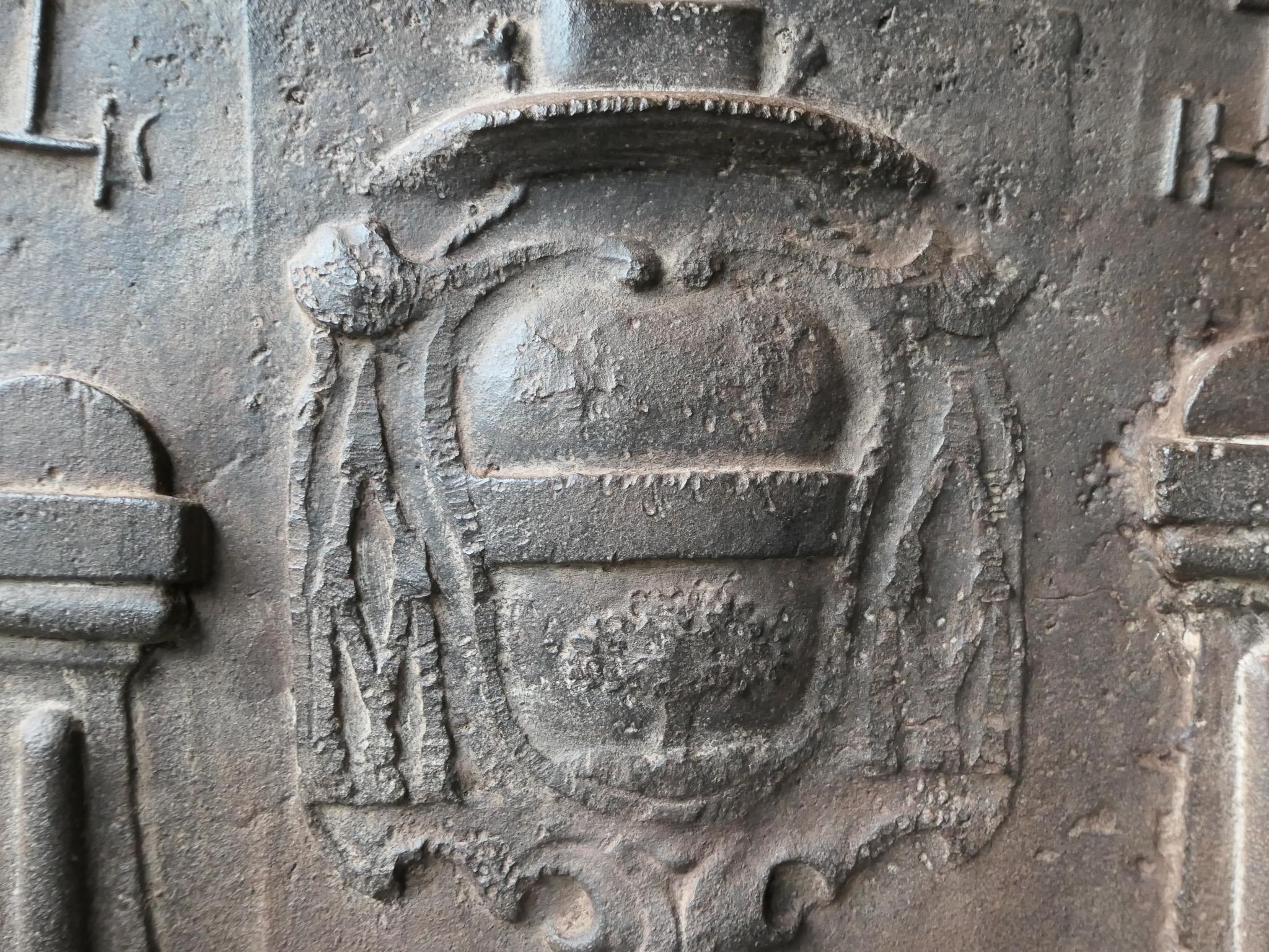 Plaque de cheminée du 18ème siècle « Pillars with IHS Monograms » en vente 4