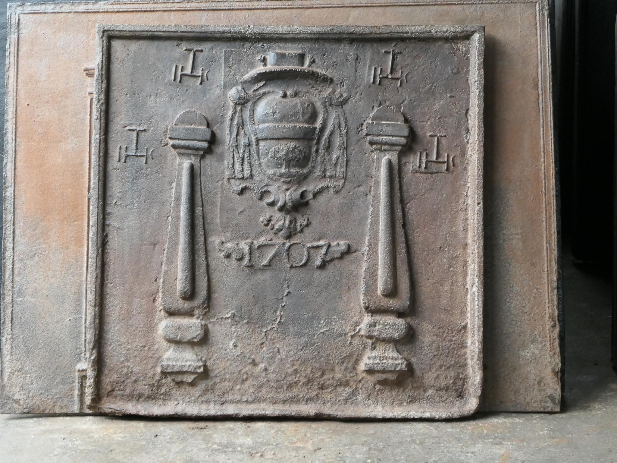 18th Century French 'Pillars with IHS Monograms' Fireback / Backsplash In Good Condition For Sale In Amerongen, NL