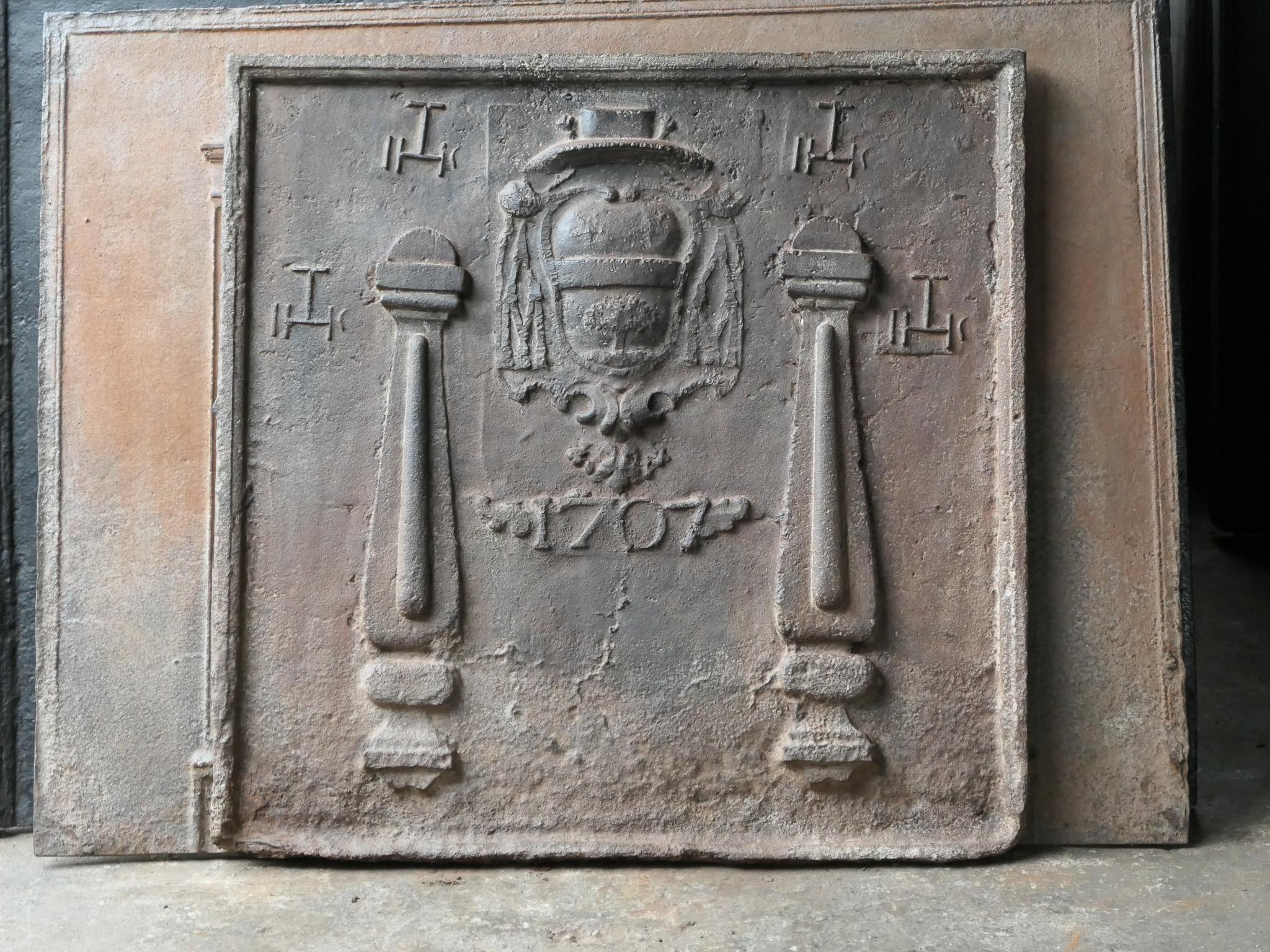 Plaque de cheminée du 18ème siècle « Pillars with IHS Monograms » Bon état - En vente à Amerongen, NL