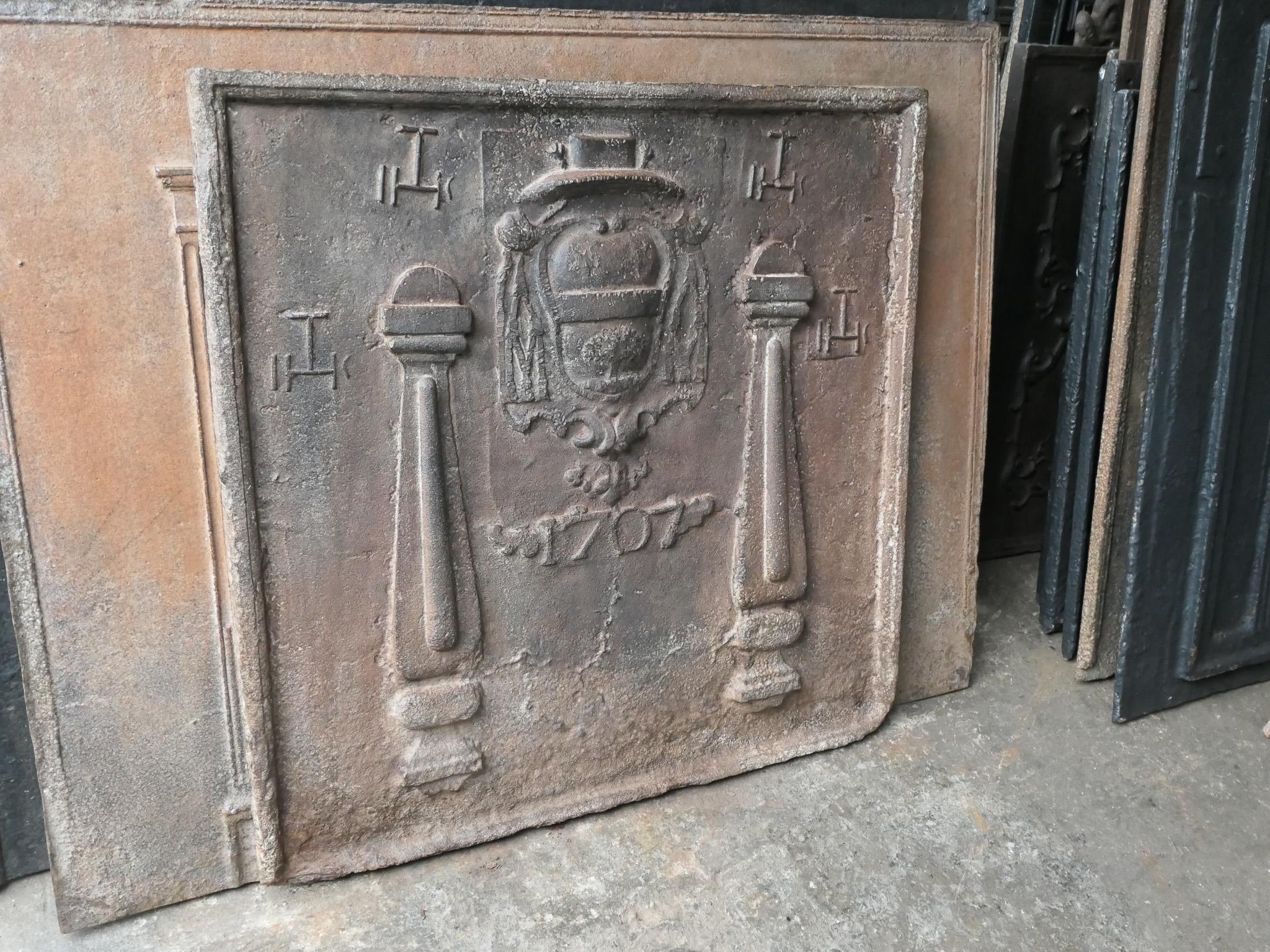 Fer Plaque de cheminée du 18ème siècle « Pillars with IHS Monograms » en vente