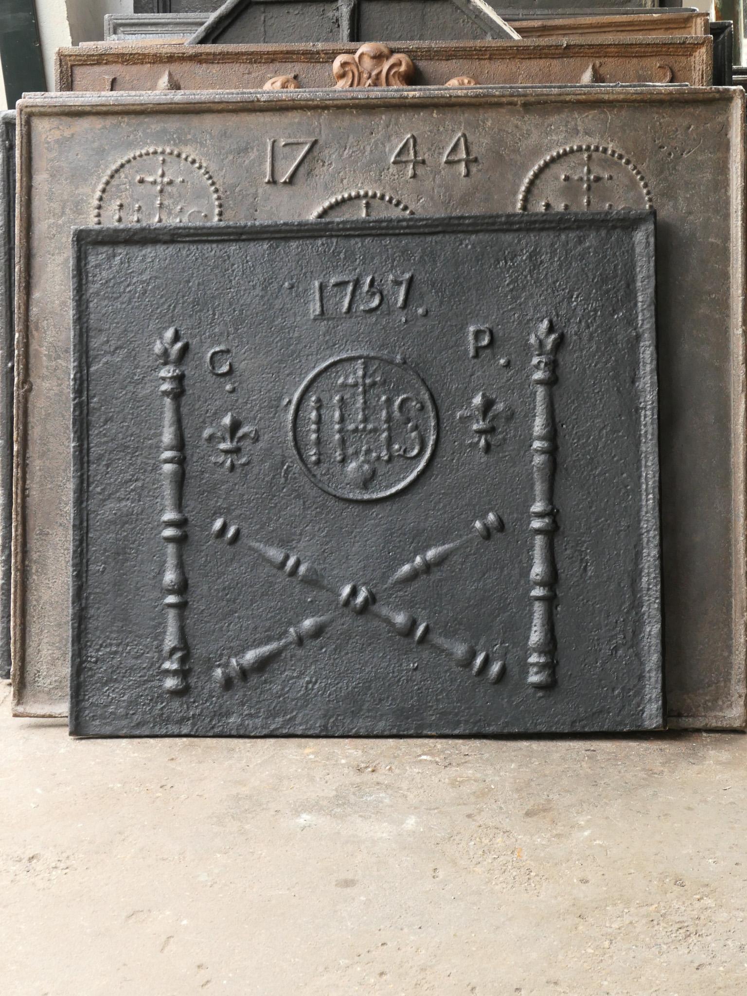 Louis XV Plaque de cheminée du 18ème siècle « Pillars with Medieval IHS Monograms » (Pillars avec monogrammes médiévaux) en vente