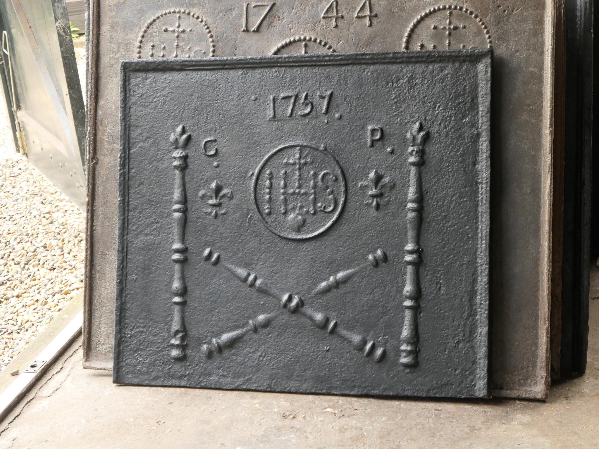Français Plaque de cheminée du 18ème siècle « Pillars with Medieval IHS Monograms » (Pillars avec monogrammes médiévaux) en vente