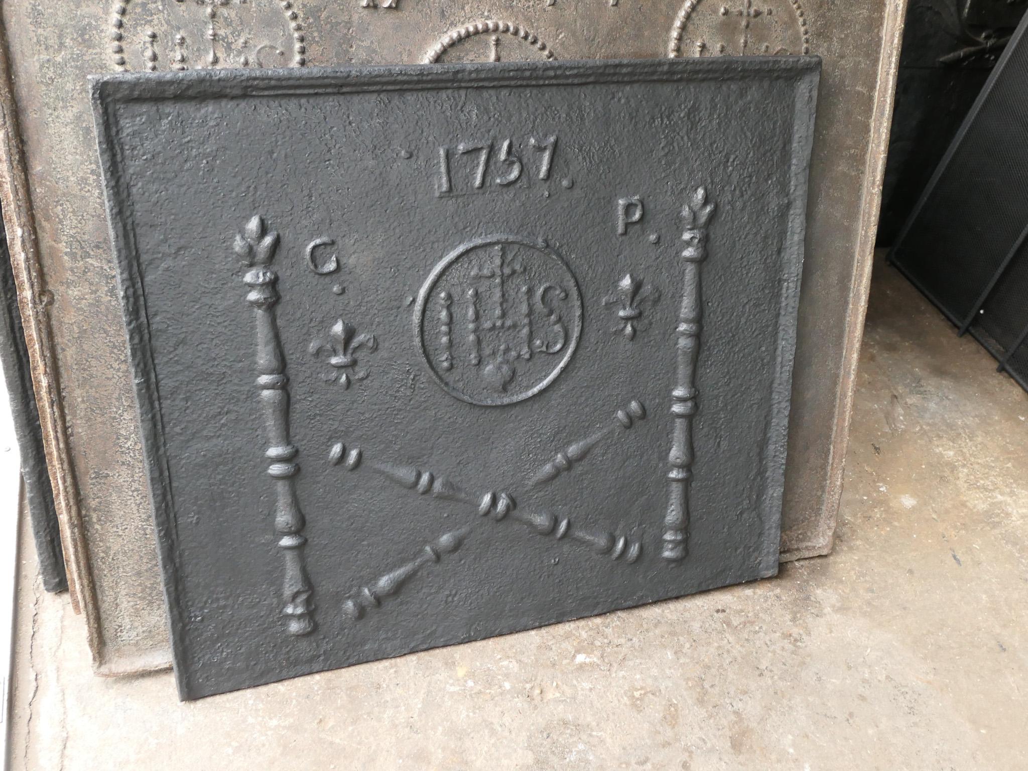 Plaque de cheminée du 18ème siècle « Pillars with Medieval IHS Monograms » (Pillars avec monogrammes médiévaux) Bon état - En vente à Amerongen, NL