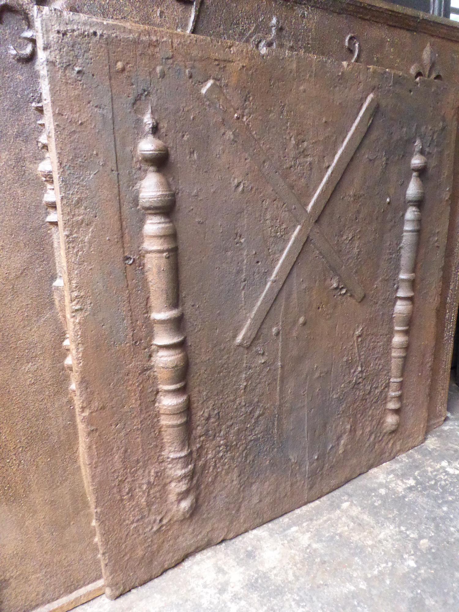 18th Century French Pillars with Saint Andrew's Cross Fireback / Backsplash In Good Condition For Sale In Amerongen, NL