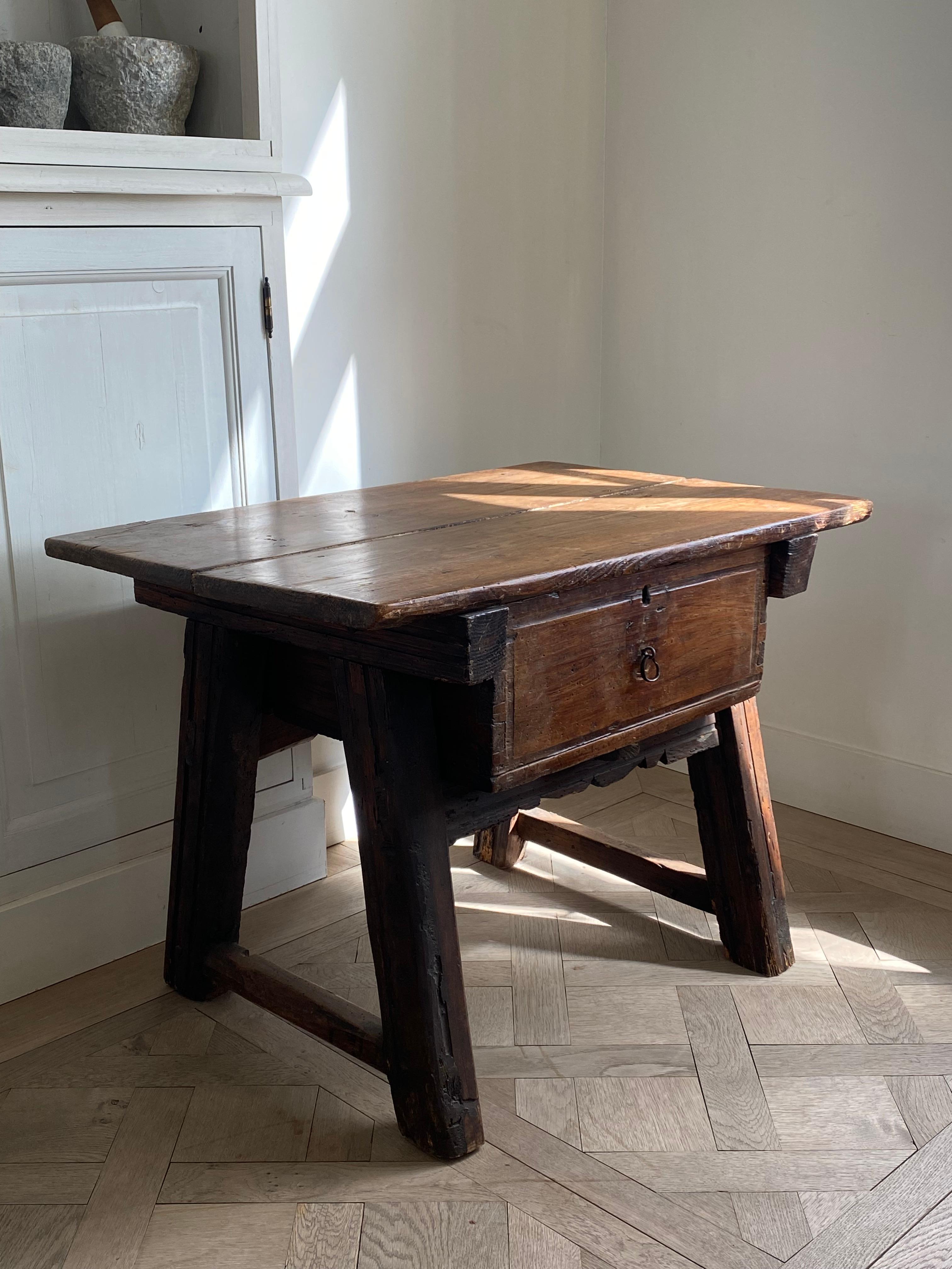 18th Century French Pine Pay Table In Good Condition For Sale In Nijlen, BE