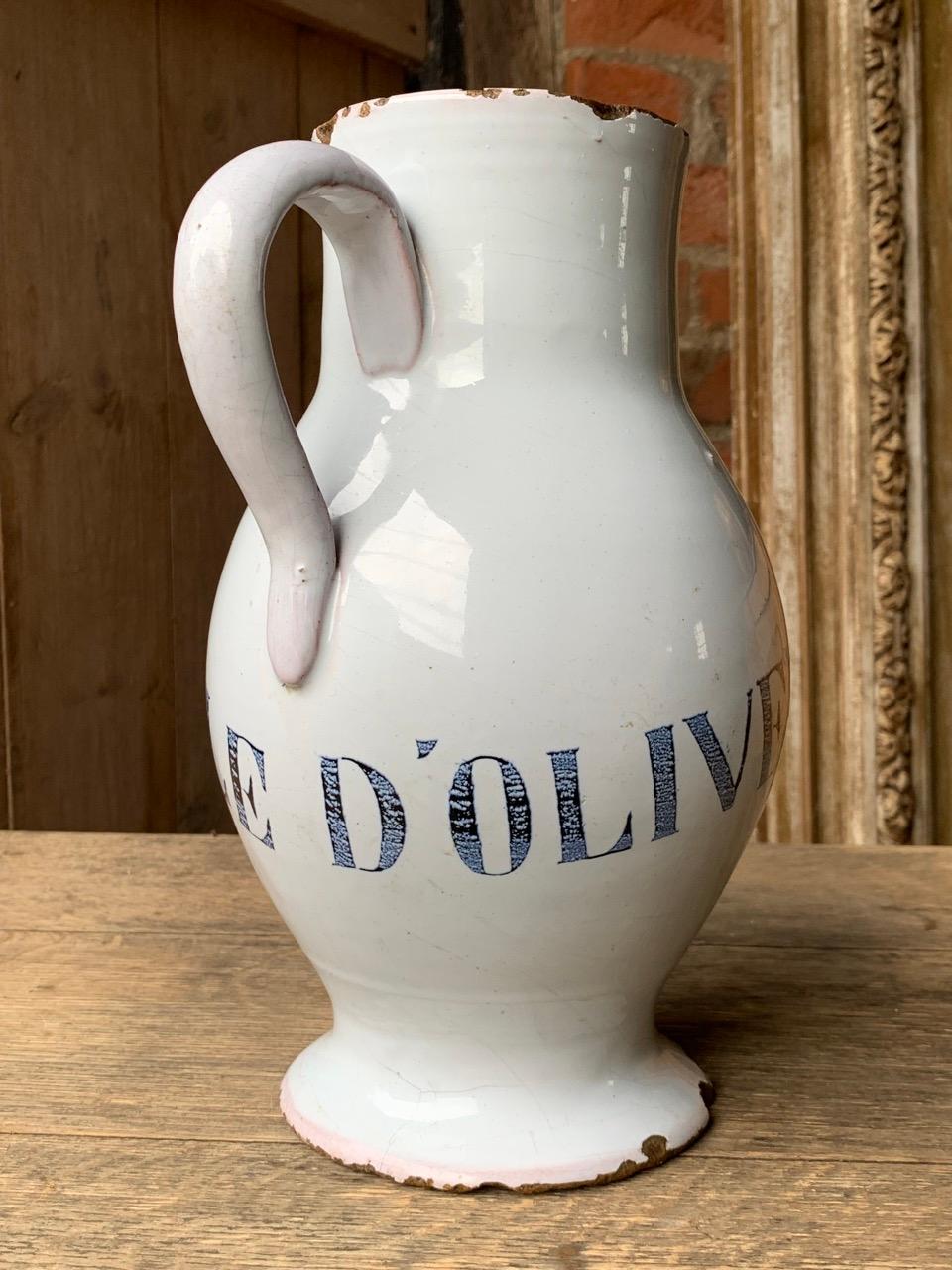 Ein schöner, seltener französischer Eisensteinkrug für Olivenöl aus dem späten 18. Jahrhundert, HUILE D' OLIVE. Ein schönes und ziemlich seltenes Stück, denn ich habe noch nie ein anderes für Olivenöl gesehen. Die Glasur ist durch Alter und Gebrauch