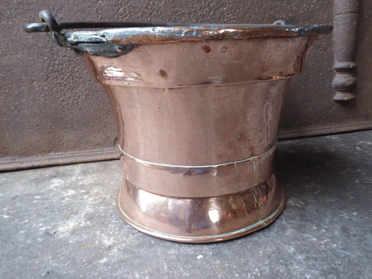 18th Century French Polished Copper Log Holder or Log Basket For Sale 3