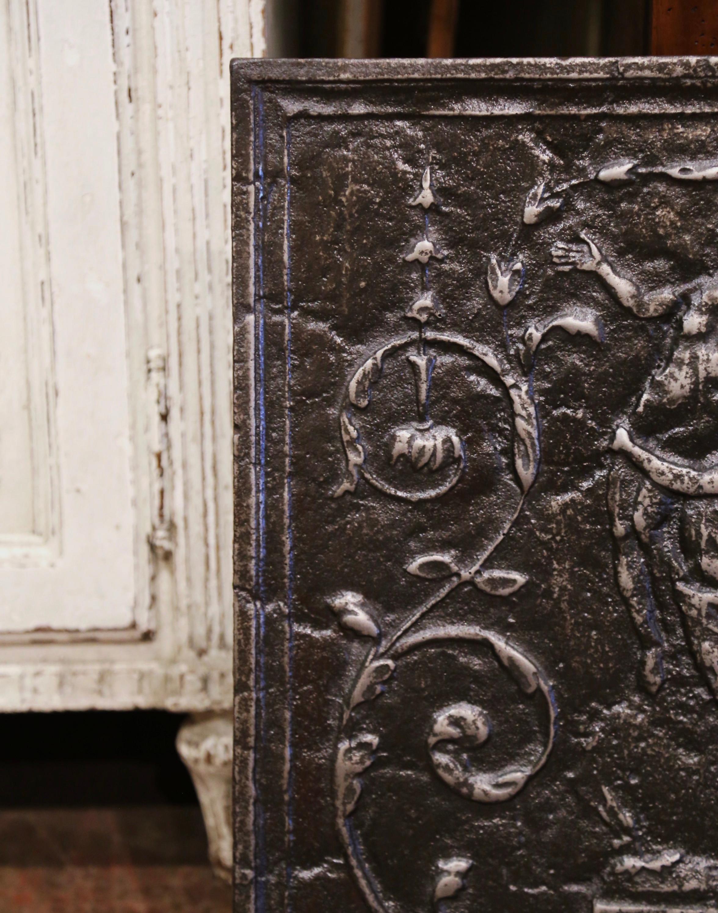 Französischer Kaminschirm aus poliertem Eisen des 18. Jahrhunderts mit Allegotik-Szene im Angebot 1