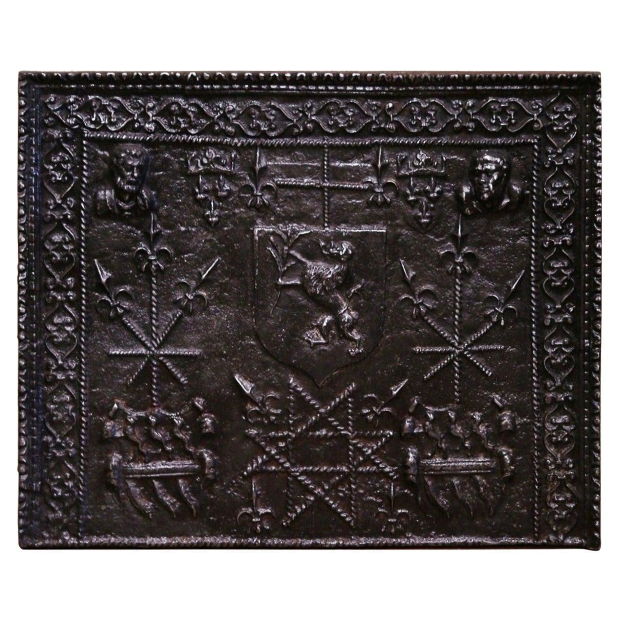 Plaque de cheminée en fer poli français du 18ème siècle avec armoiries et fleur de lys